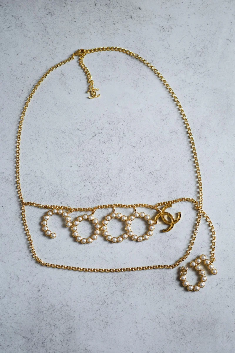 [TOP] CHANEL Chain Belt with COCO & No 5 Pendant - Gold