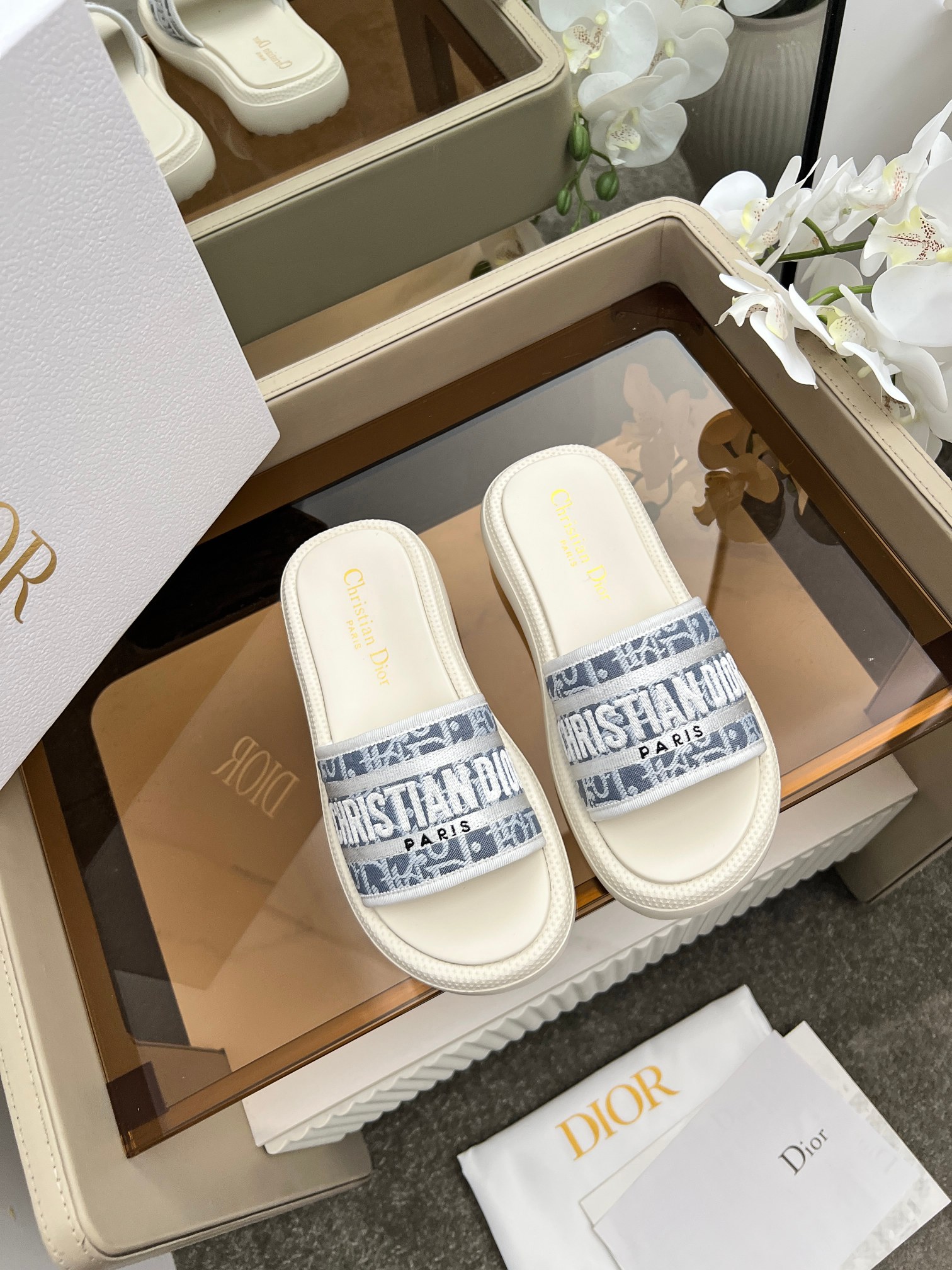 [TOP] Christian Dior Slippers - White - 711 Luxury