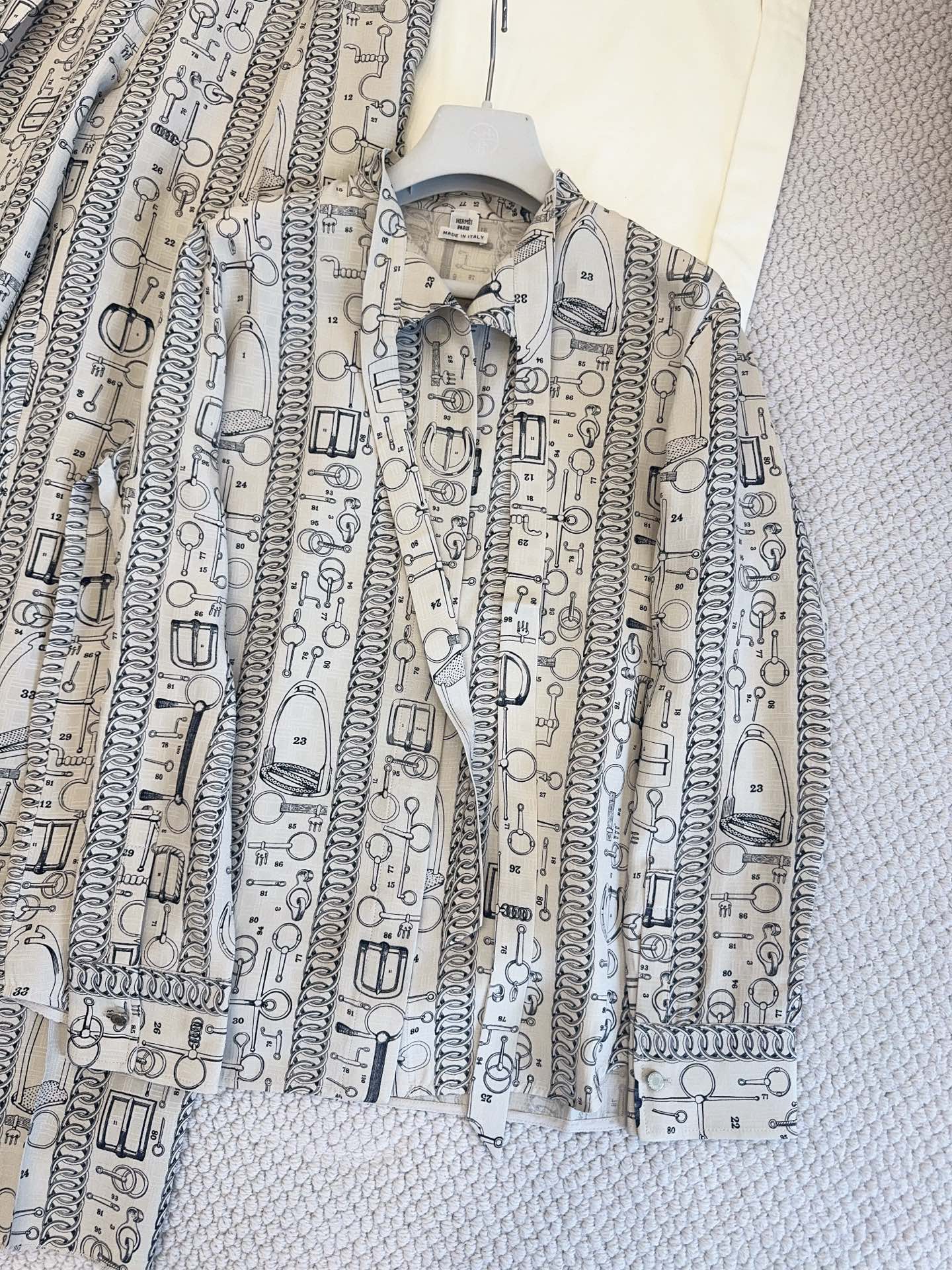 Designer Bag Hermès Cahier du Colporteur pants and Shirts #395983 View 2 | Nigo Office