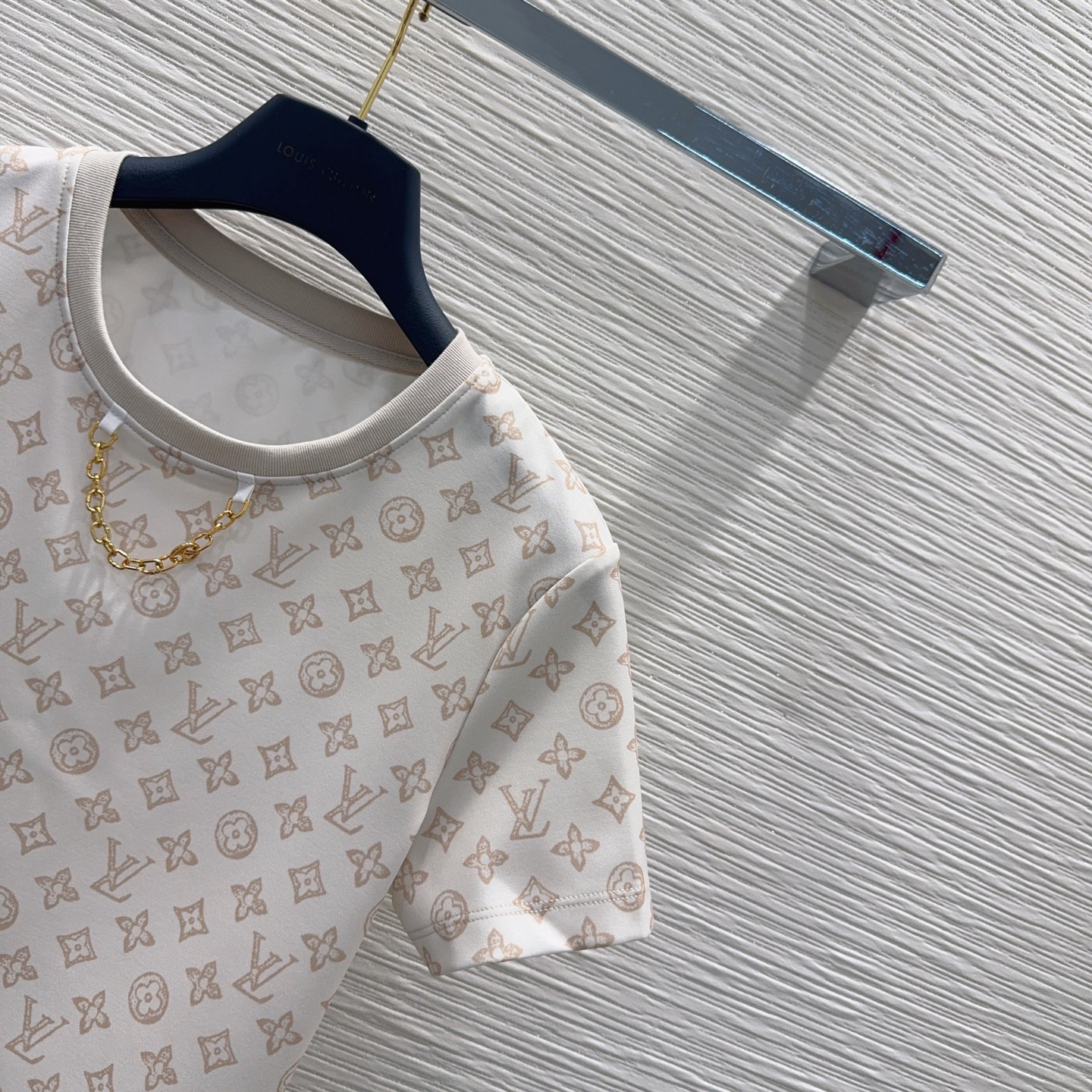 [TOP] Louis Vuitton LV T-shirt + Shorts Set - White