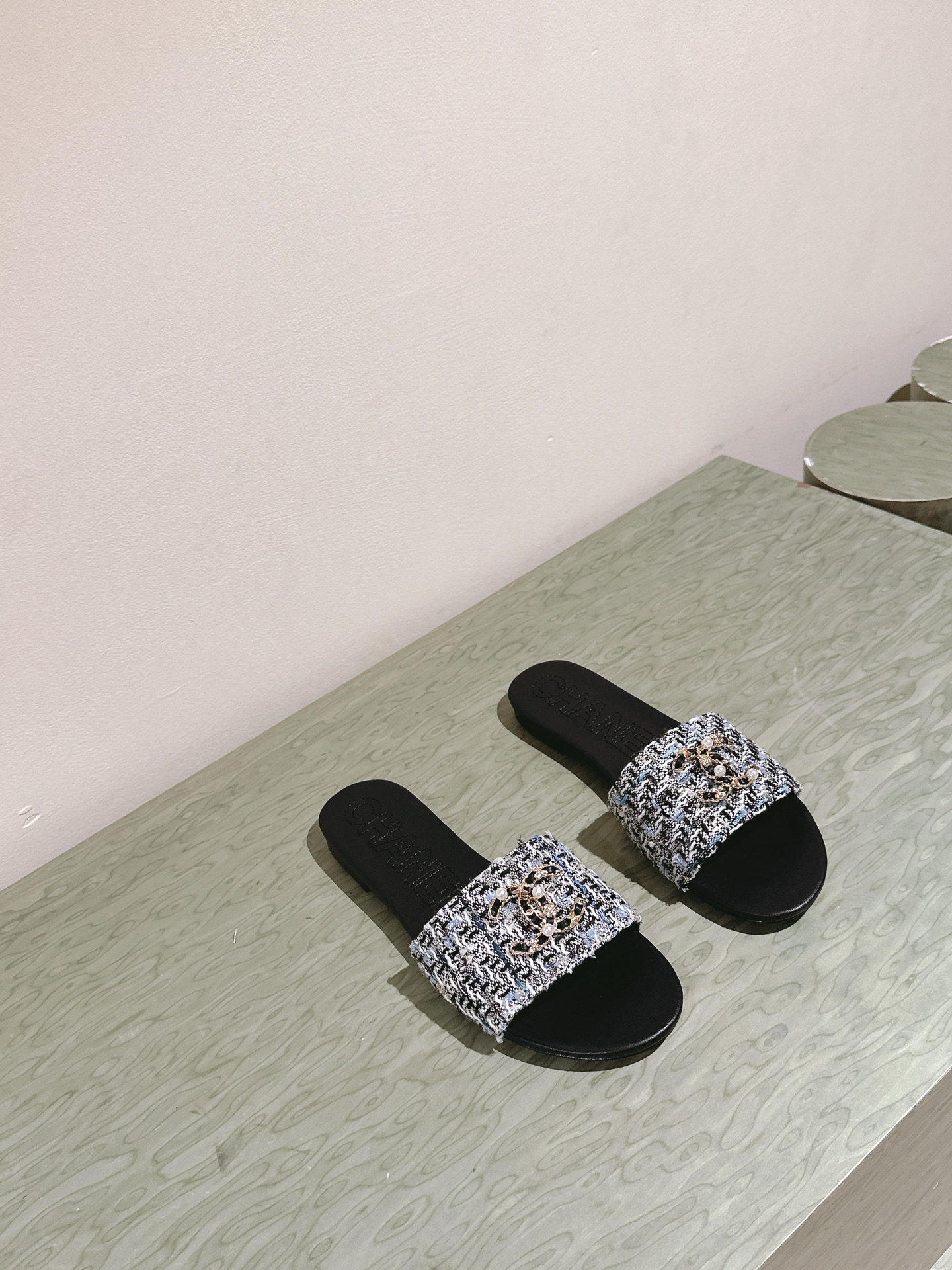 [TOP] CHANEL Flat Sandals - Black
