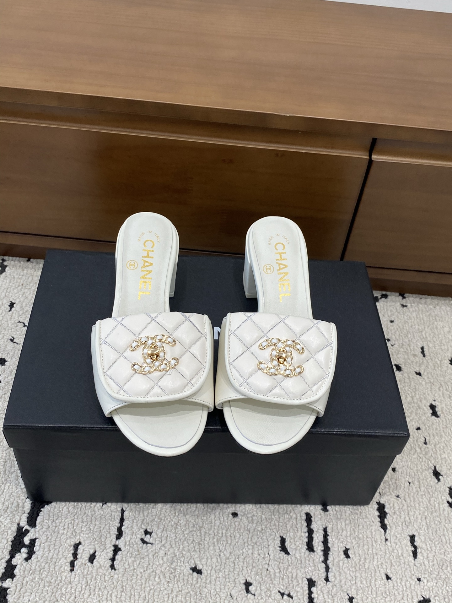 [TOP] CHANEL Slippers - White - 711 Luxury