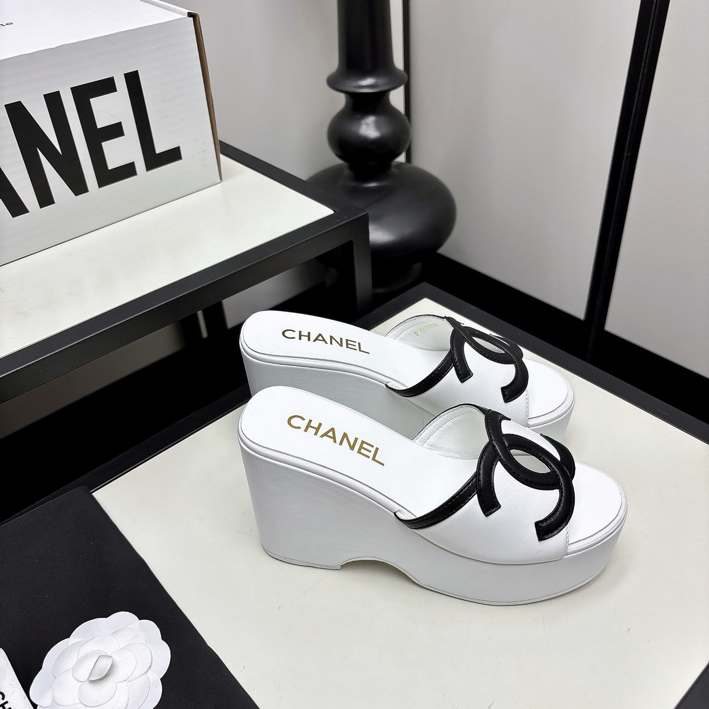 [TOP] CHANEL Slippers - White - 711 Luxury