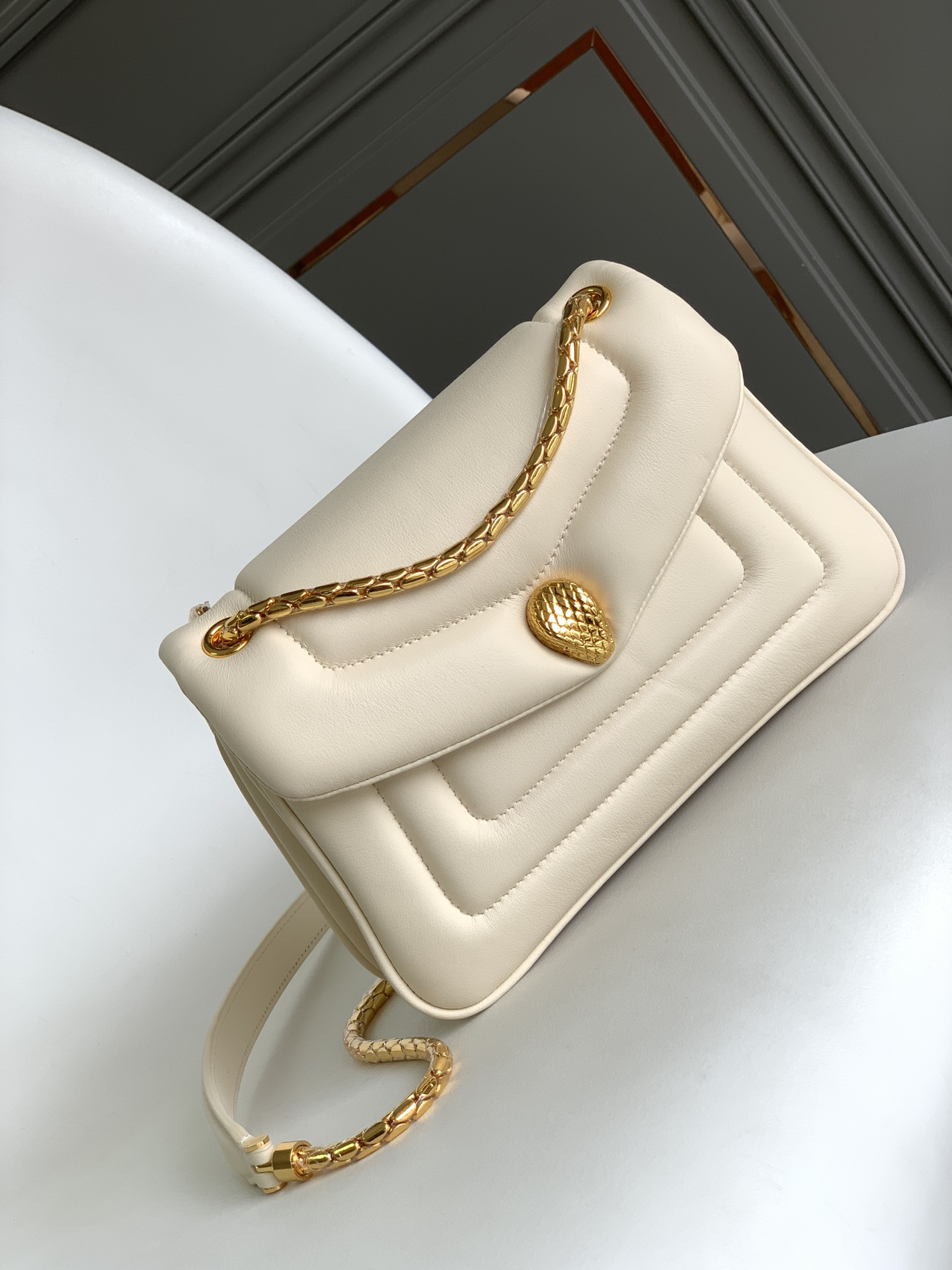 [TOP] BVLGARI Serpenti Reverse Bag Calfskin 22.5x15x7cm - White
