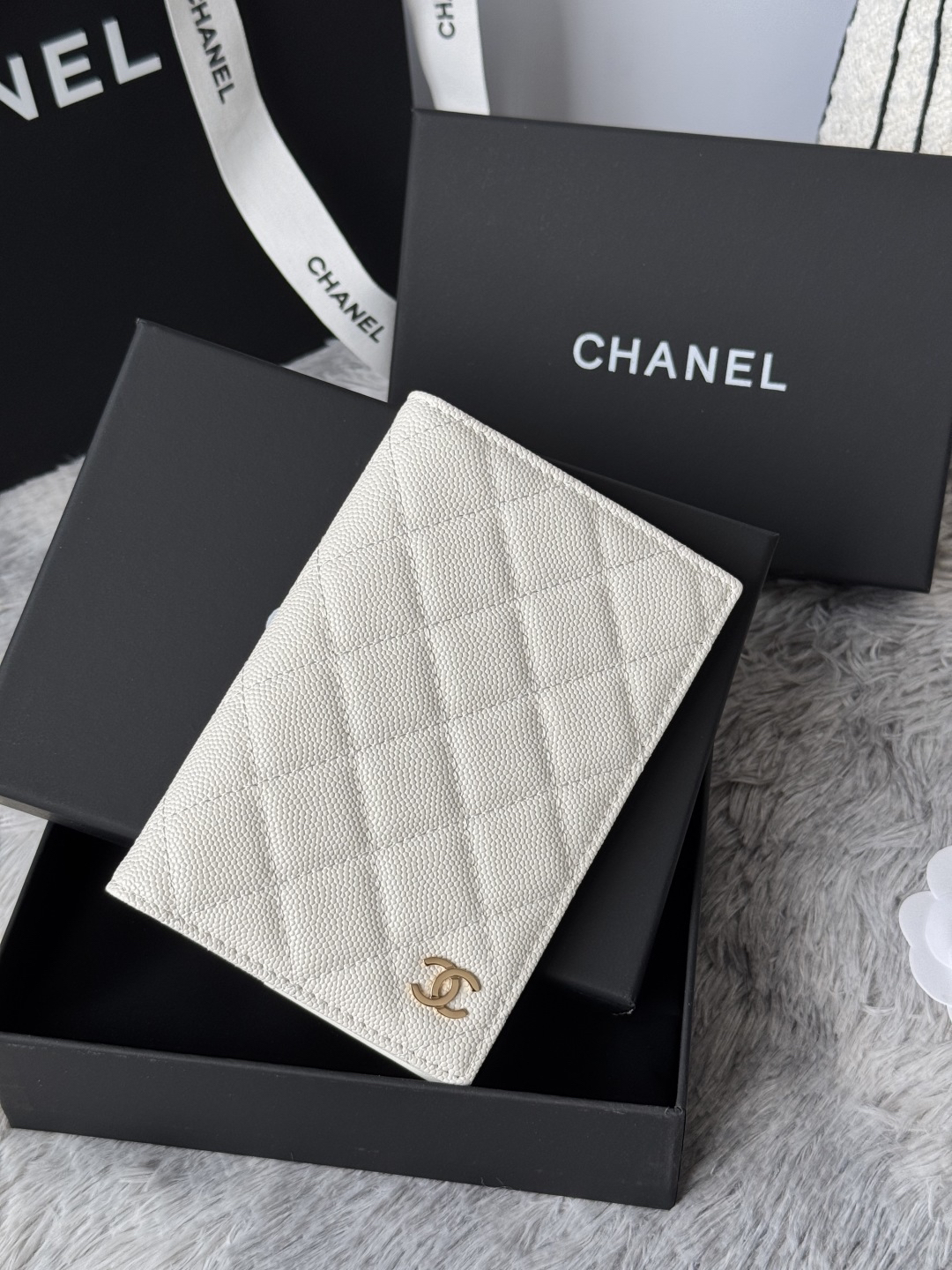 [TOP] CHANEL Passport Holder Cowhide 14.5x10.5x2cm - White - 711 Luxury