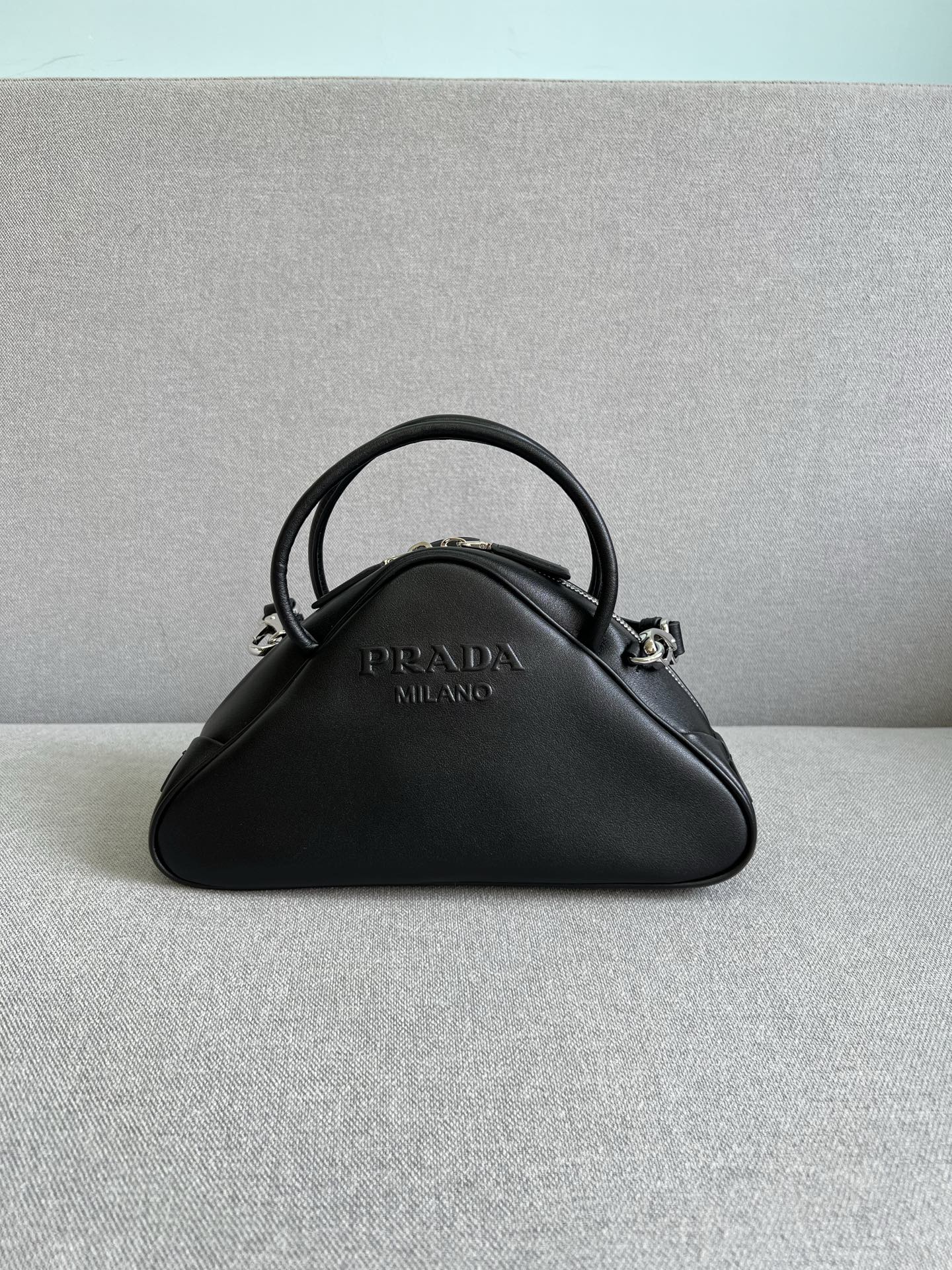 [TOP] PRADA Triangle Top Handle Shoulder Bag 25x14x11cm - Black