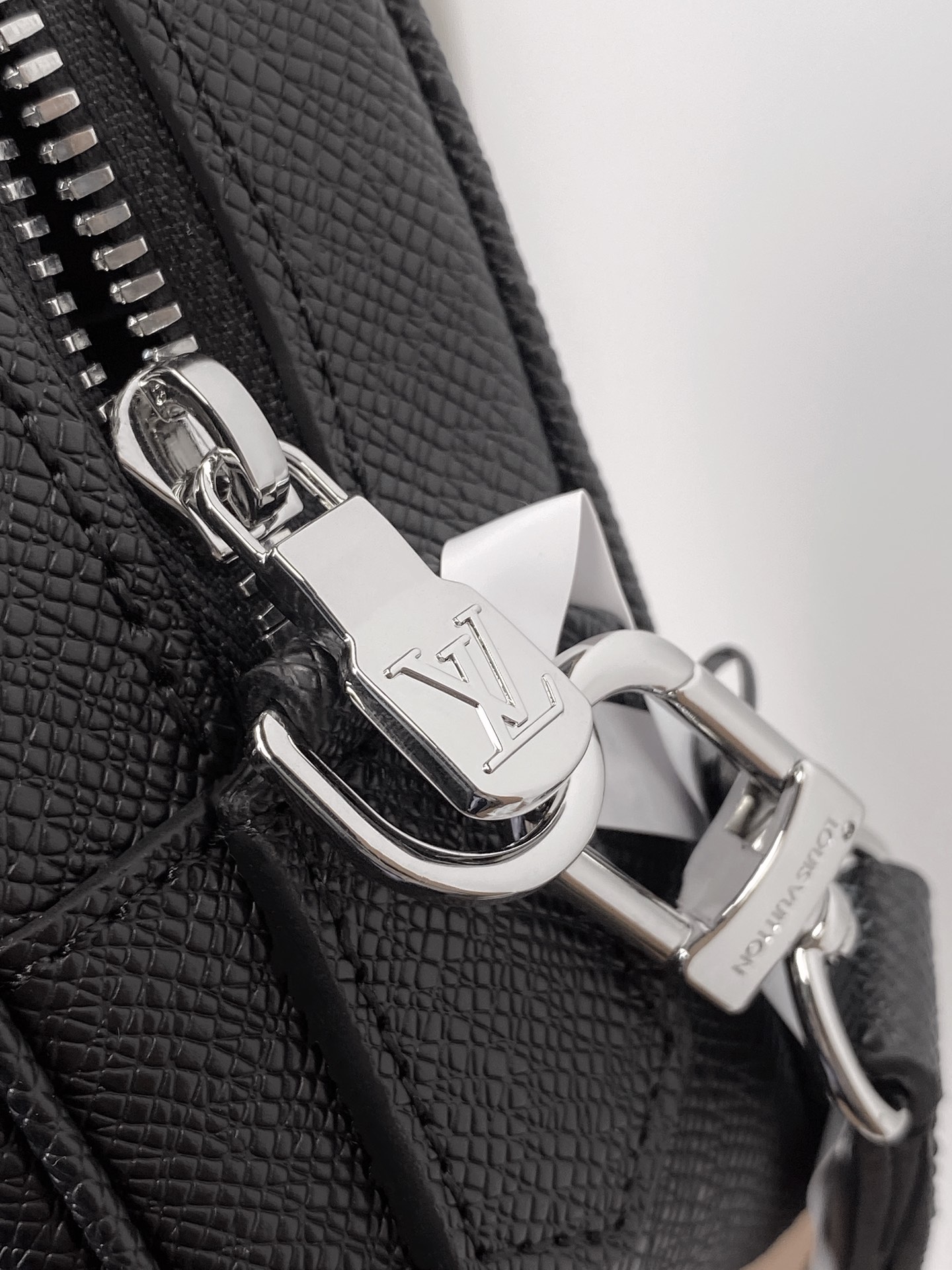 [TOP] Louis Vuitton LV Kasai Bag 25x15.5x6.5cm Taïga Leather - Black