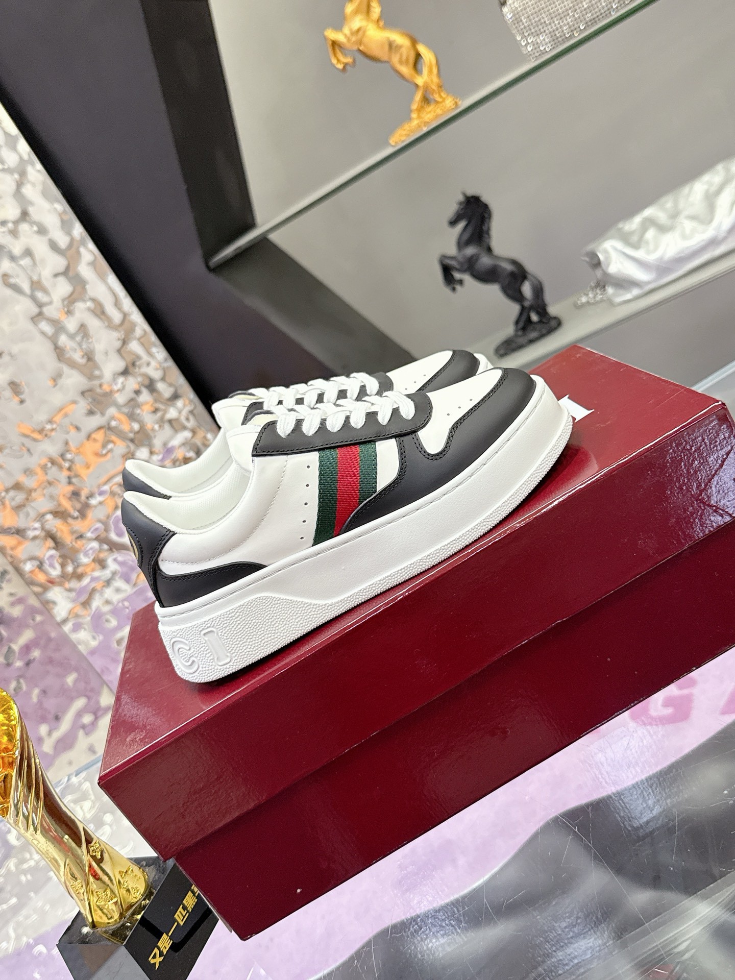 [TOP] GUCCI Sneaker - White - 711 Luxury