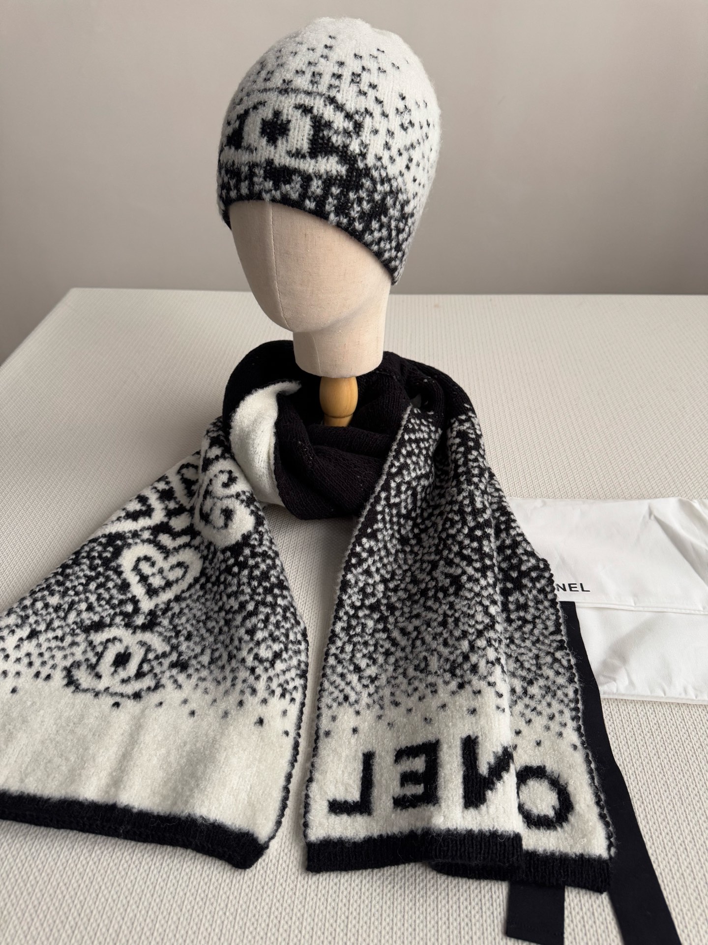 [TOP] CHANEL Knitted Hat + Scarf - White