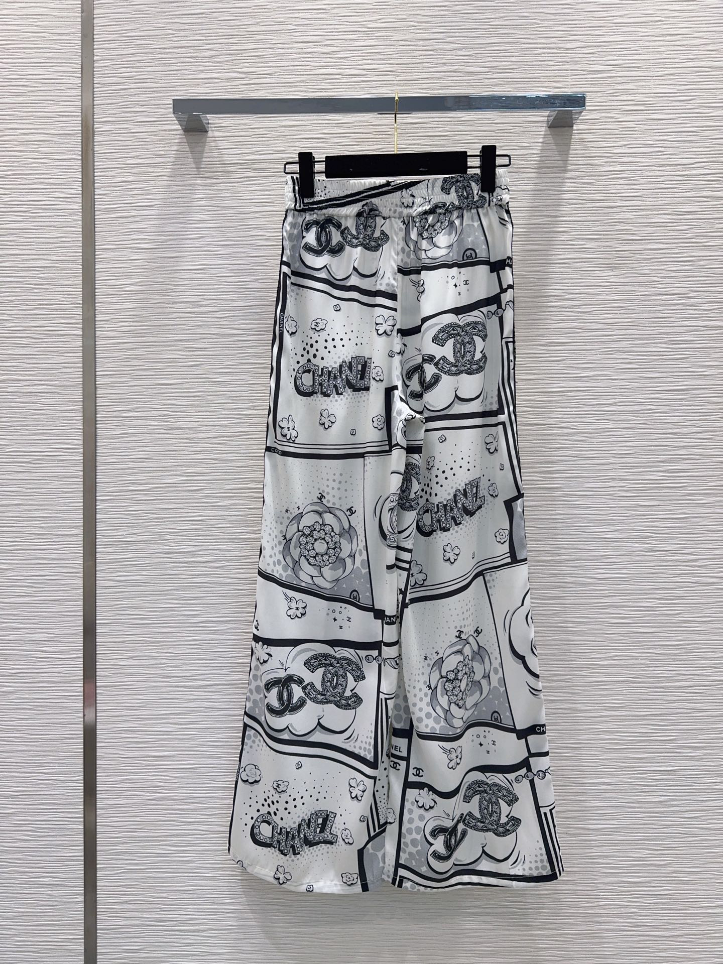 [TOP] CHANEL Long-Sleeve Shirt + Trousers Suit - White