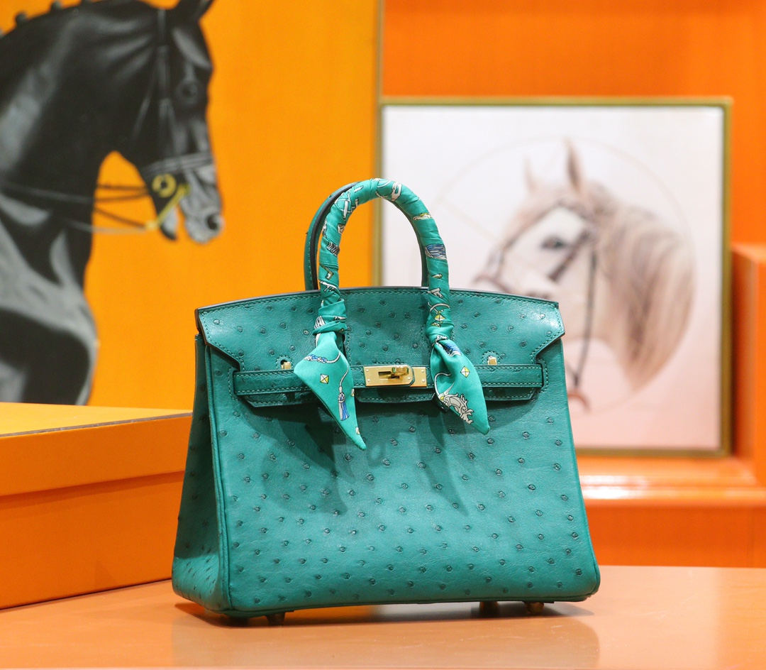 Hermès Birkin platinum bag, emerald green color, South African ostrich leather, fully hand-sewn, gold buckle, 25cm long