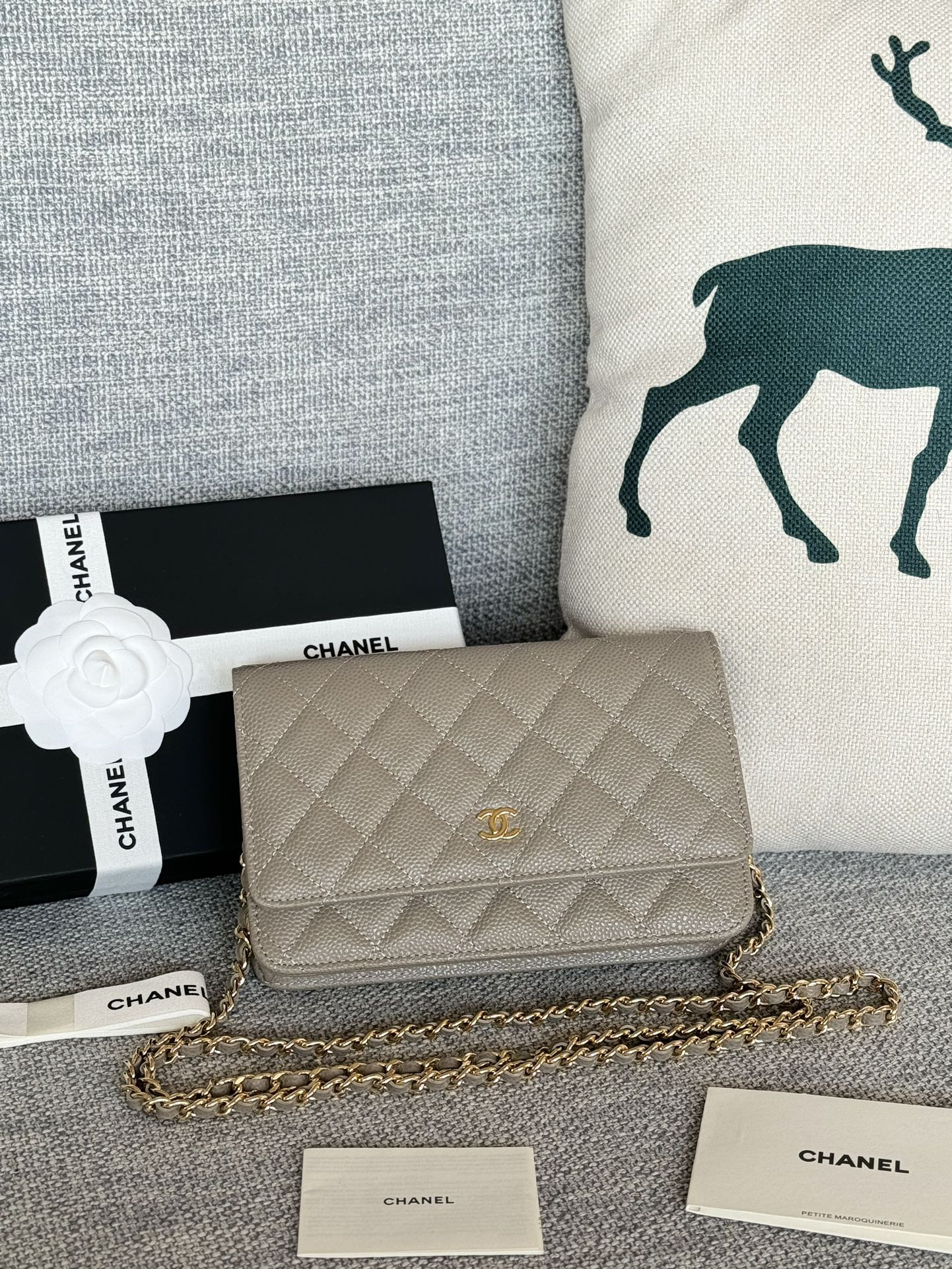 [TOP] CHANEL Woc Bag Cowhide 19x12x3cm - Gray & GHW - 711 Luxury