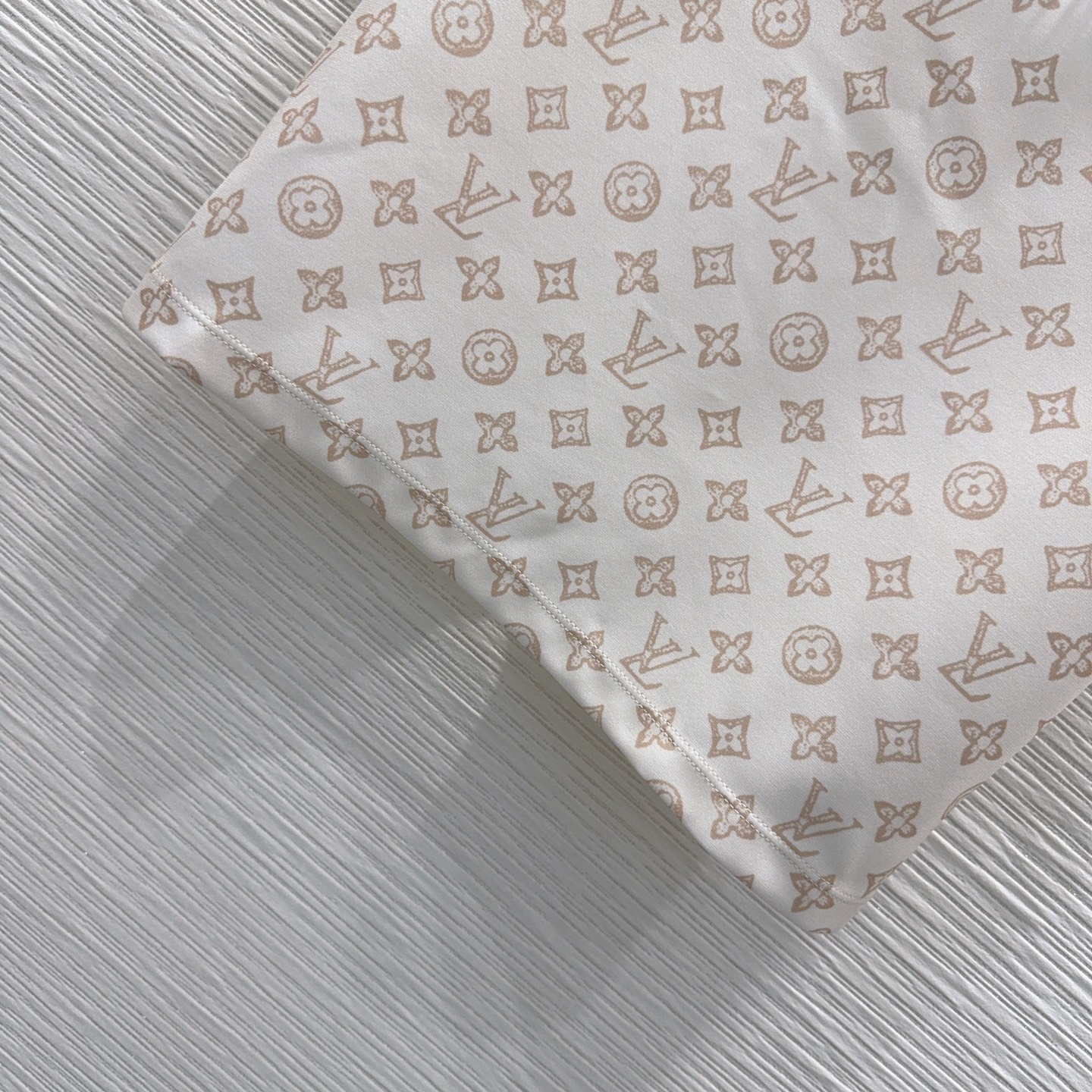 [TOP] Louis Vuitton LV T-shirt + Shorts Set - White