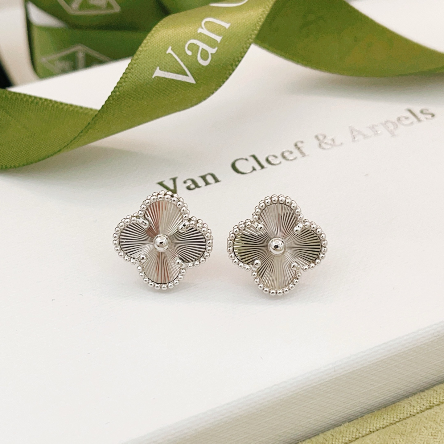 [TOP] Van Cleef & Arpels VCA Vintage Alhambra Earrings - Silver - 711 Luxury
