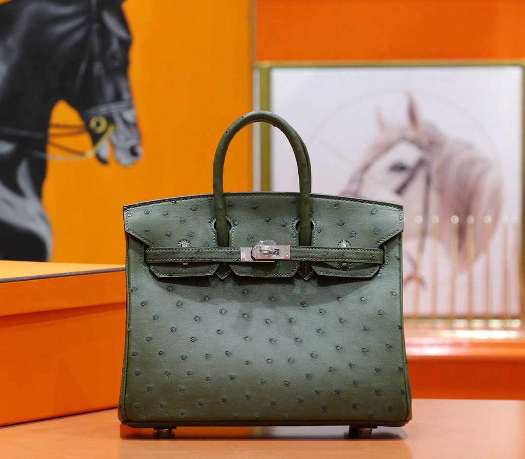 Hermes Birkin gold bag, olive green color, South African ostrich leather, fully hand-sewn, silver buckle, 25cm long