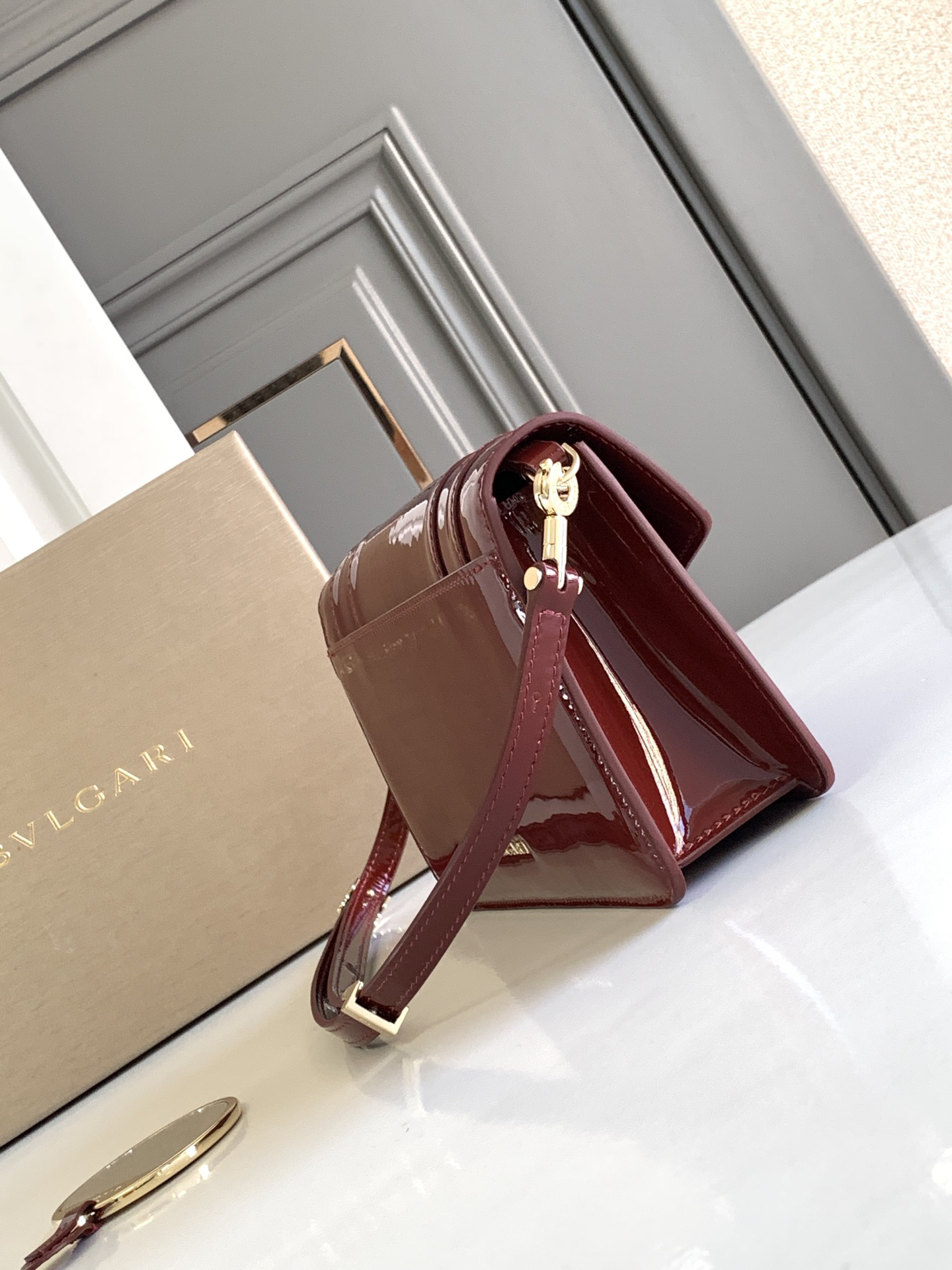 [TOP] BVLGARI Serpenti Forever Eeat-Weat Shoulder Bag Calfskin 22x15x4.5cm - Red - 711 Luxury