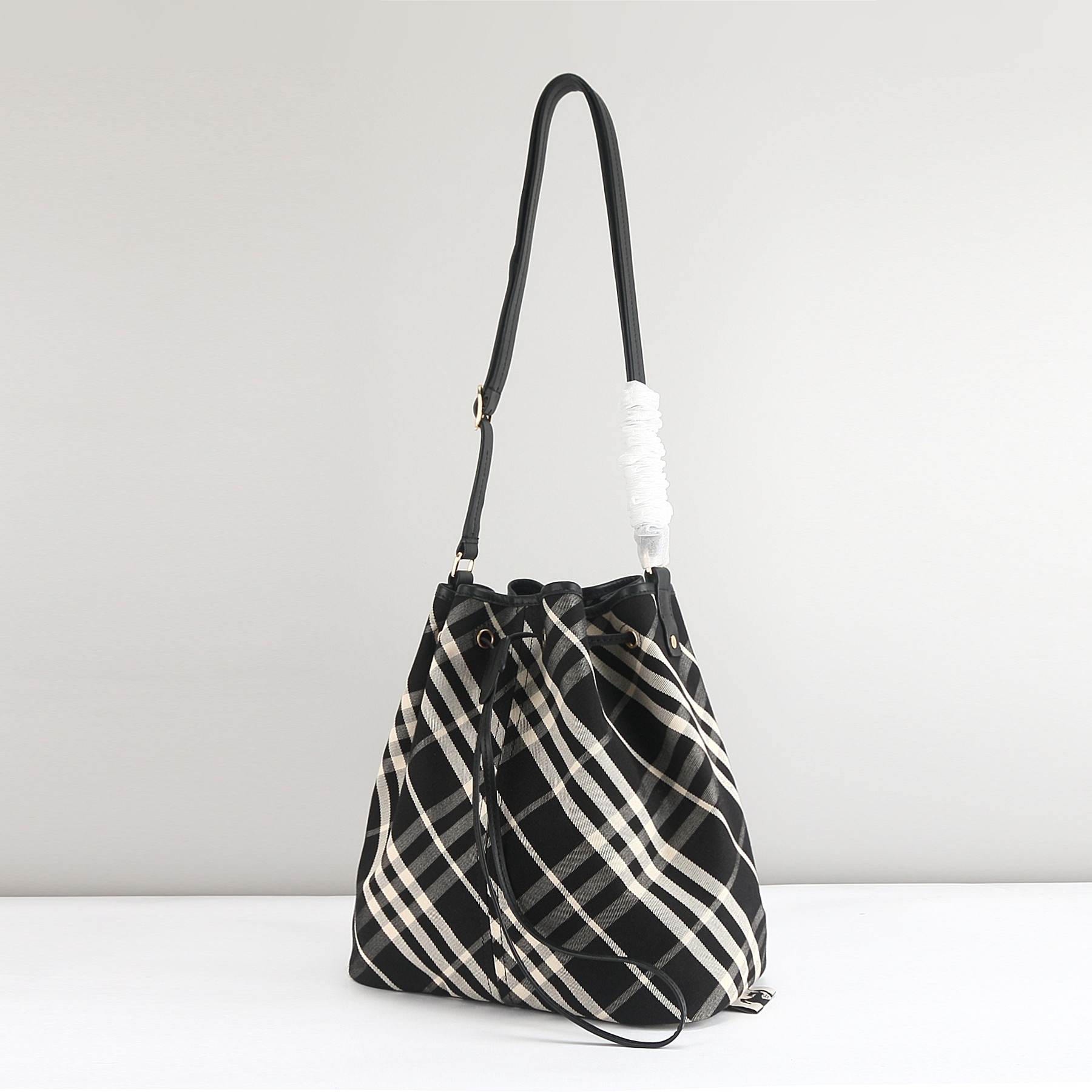 [TOP] BURBERRY Bucket Bag 27.5x 16x 29cm - Black - 711 Luxury