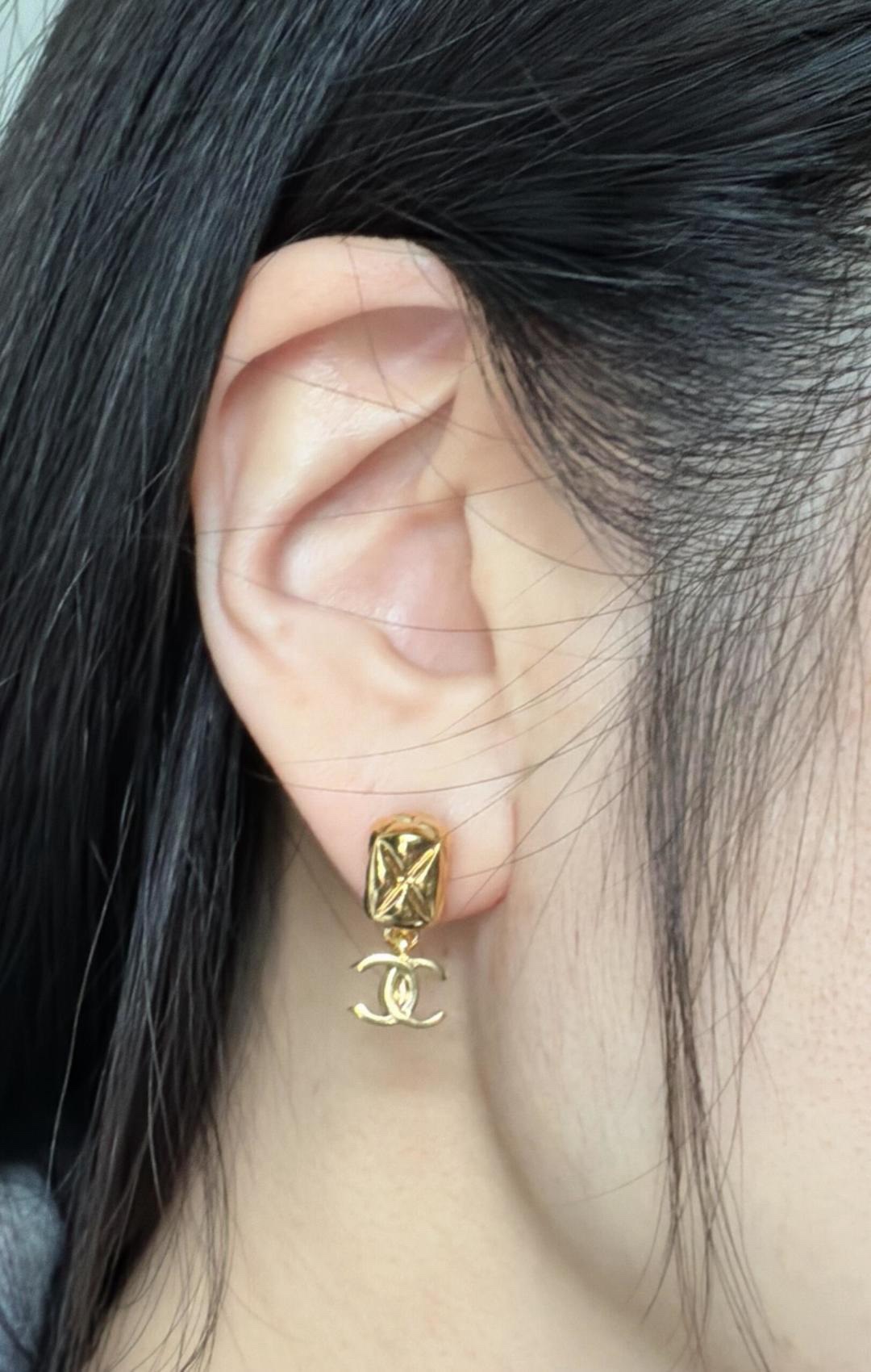 [TOP] CHANEL Earrings - Gold