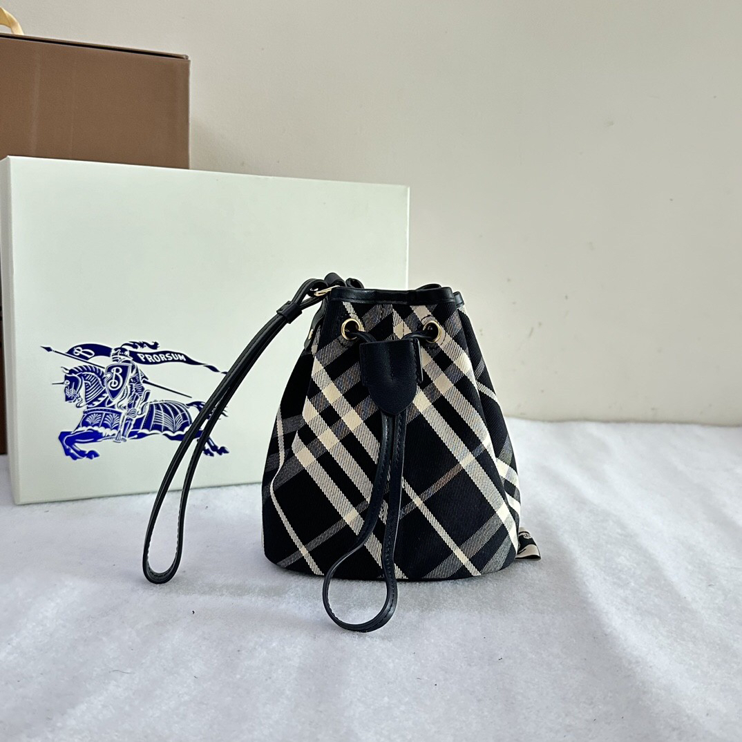 [TOP] BURBERRY Plaid Bag 16 x 10.5 x 18cm - Black - 711 Luxury