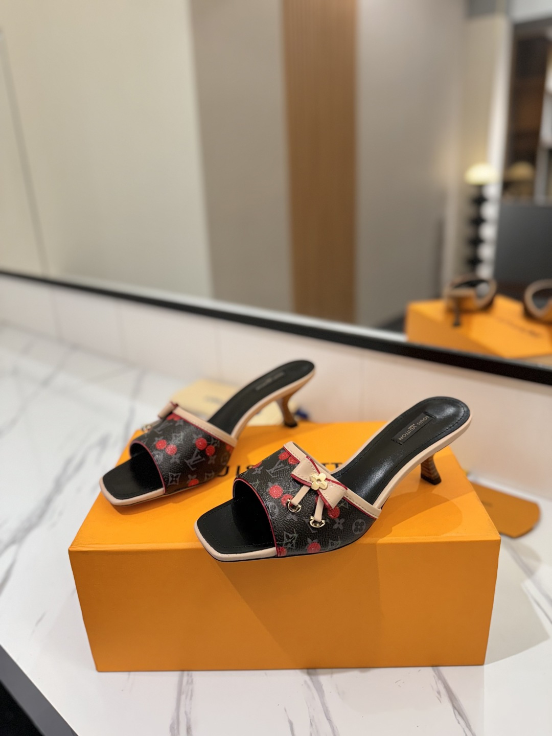 [TOP] Louis Vuitton LV  Slippers - Black - 711 Luxury