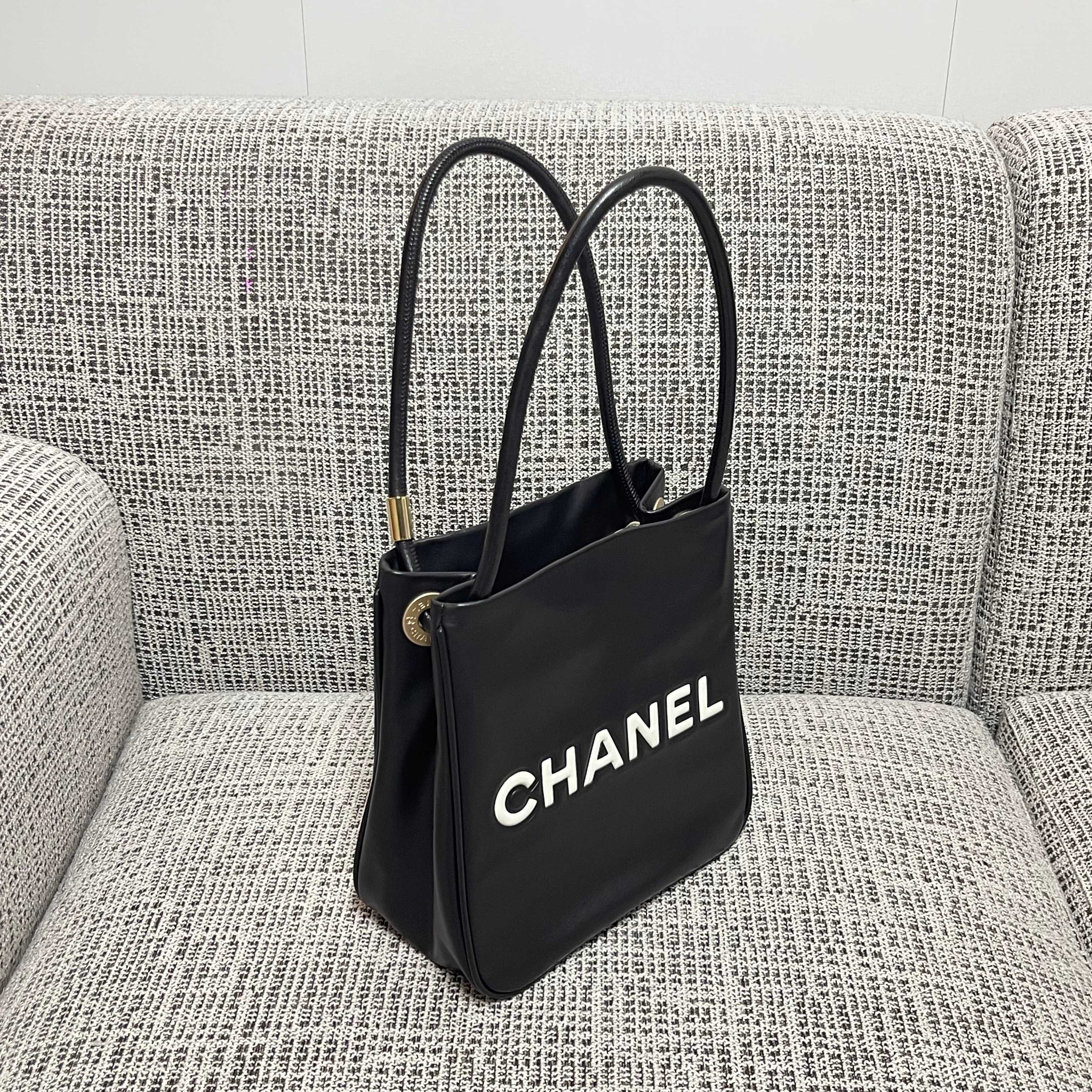 [TOP] CHANEL  VINTAGE Camellia Letter Tote Bag 24x25x12 cm - Black
