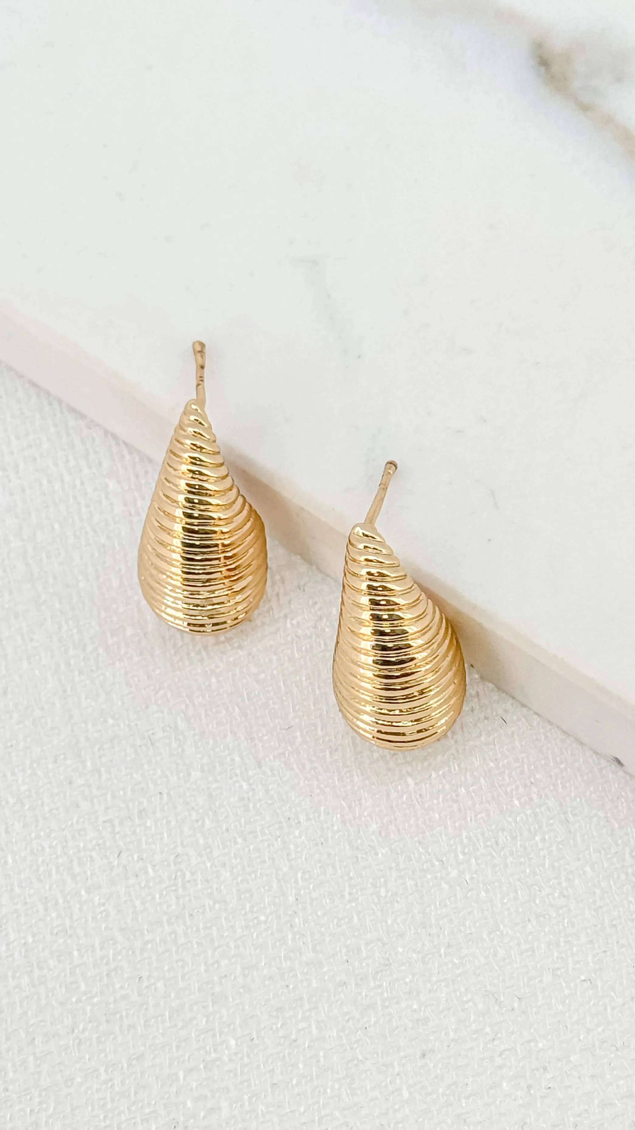 Tear Drop Line Detail Earrings (2 Colours)