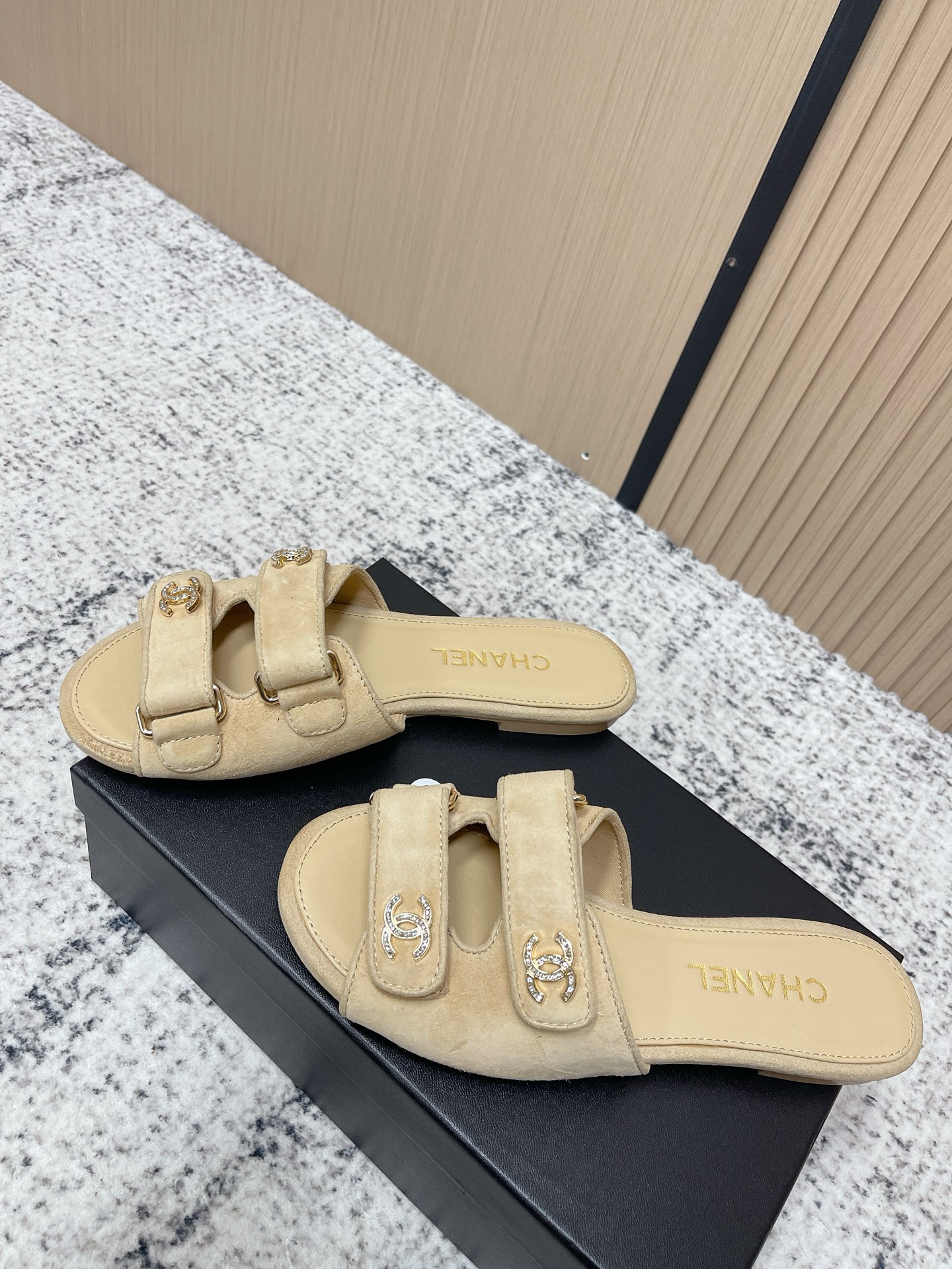 [TOP] CHANEL  Sandals - Khaki