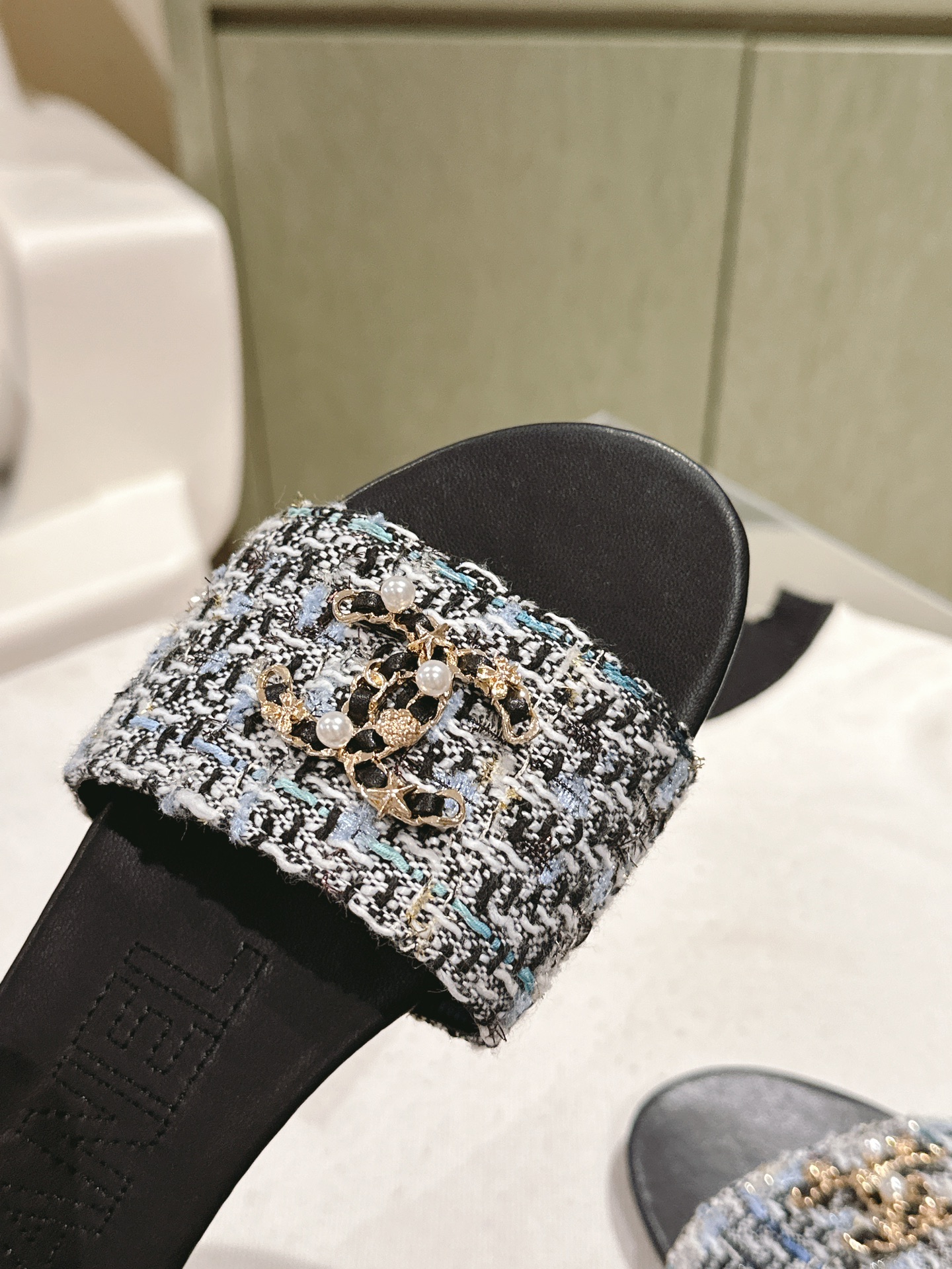 [TOP] CHANEL Flat Sandals - Black