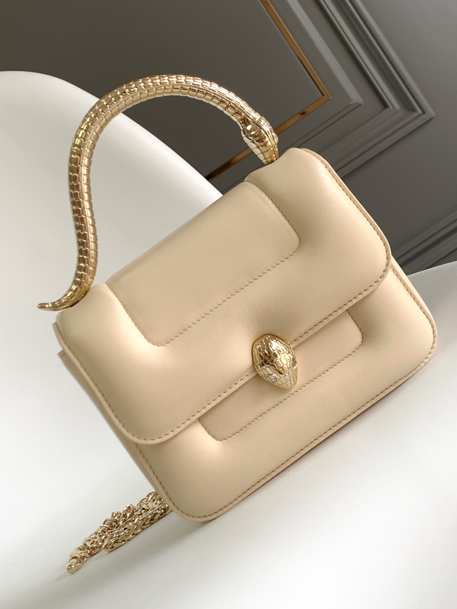 [TOP] BVLGARI Bag Lambskin 19.2x15x6cm - Beige
