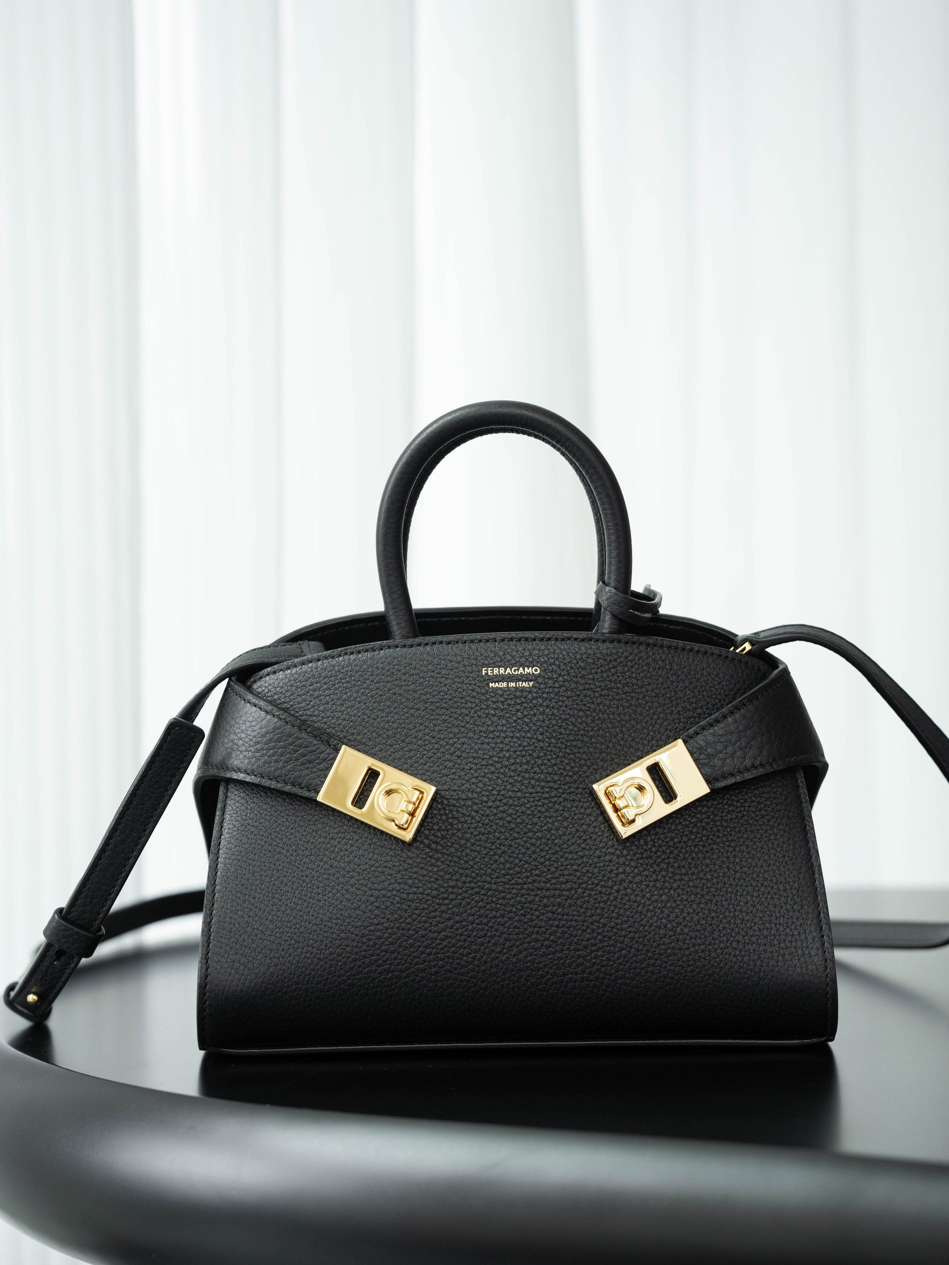 [TOP] Ferragamo Hug Bag Calfskin 21cm - Black - 711 Luxury
