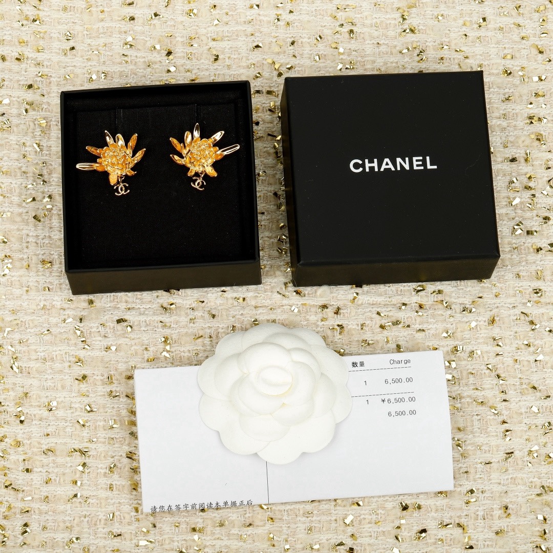 [TOP] CHANEL Earrings - Gold