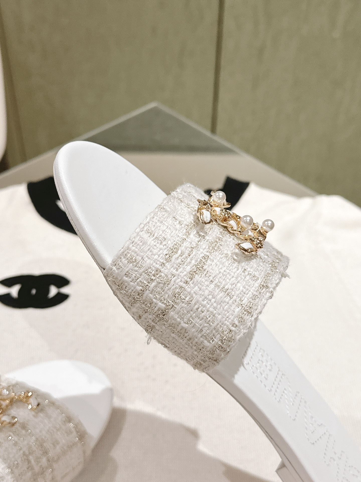 [TOP] CHANEL Flat Sandals - White
