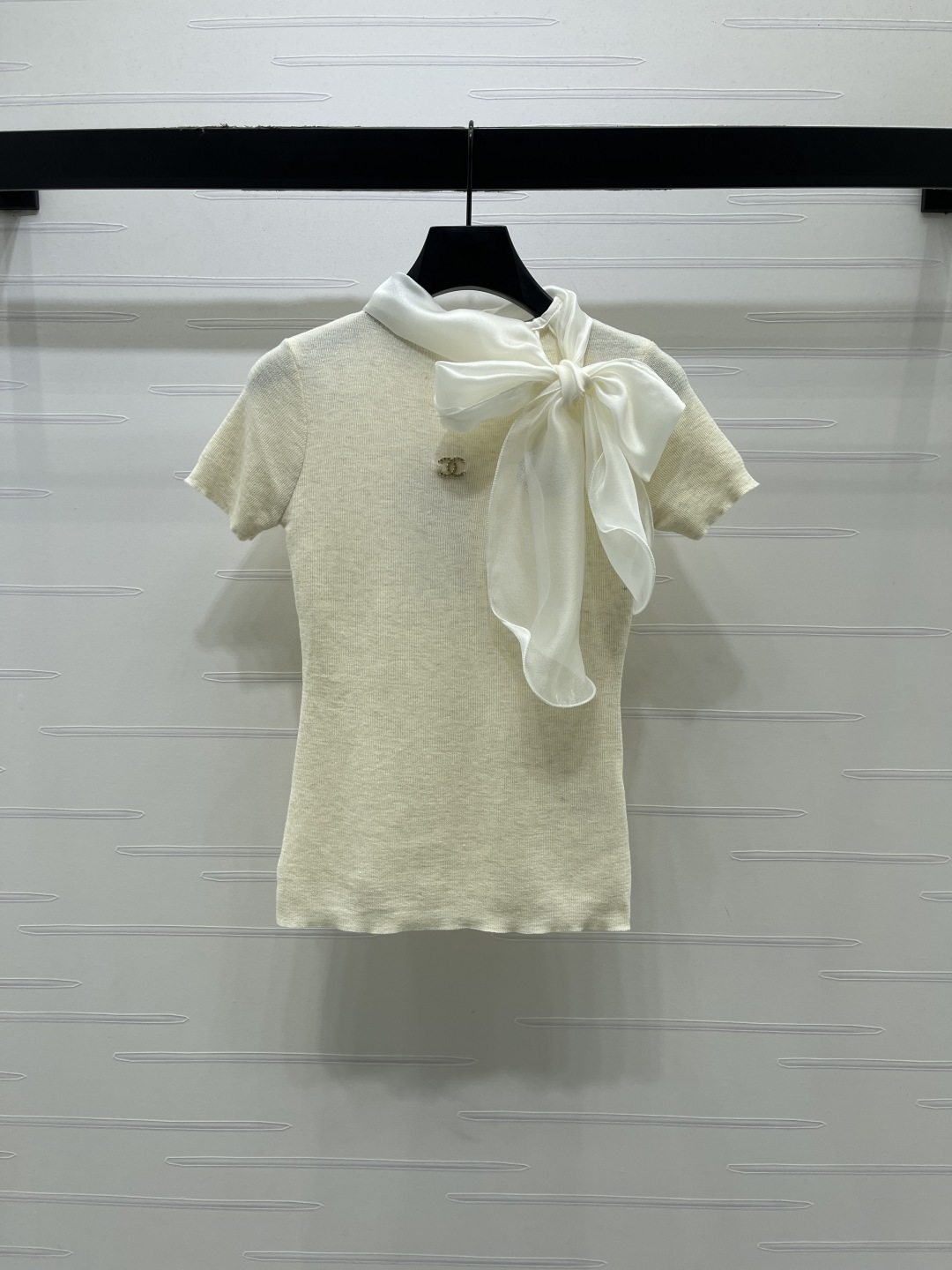 [TOP] CHANEL Camellia Diamond Brooch For Round Neck Knit Short-sleeved T-shirt - Beige