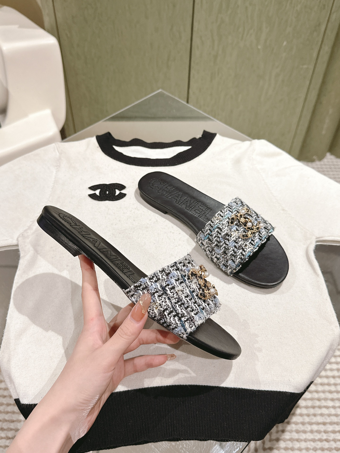 [TOP] CHANEL Flat Sandals - Black