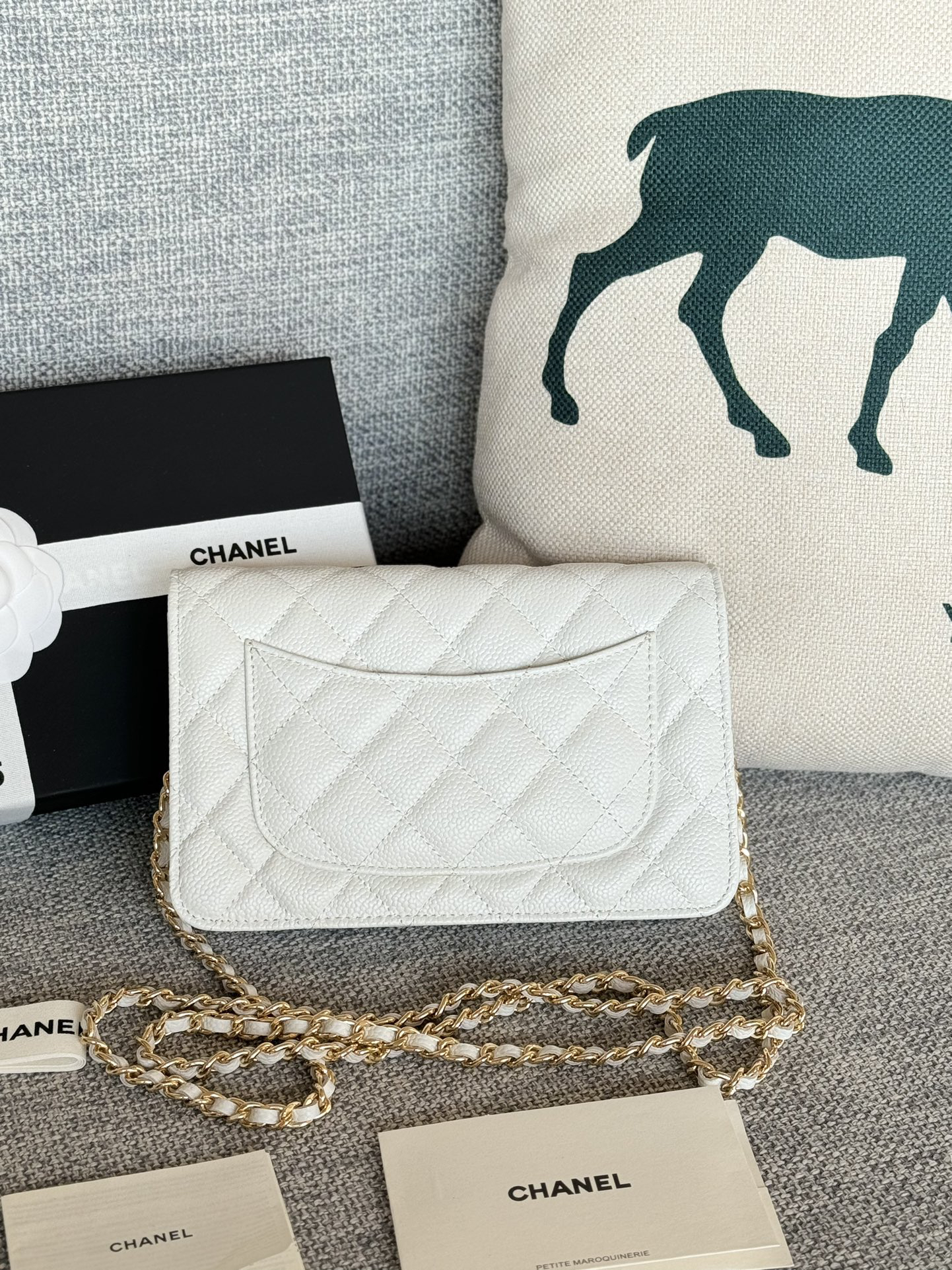 [TOP] CHANEL Woc Bag Cowhide 19x12x3cm - White & GHW - 711 Luxury