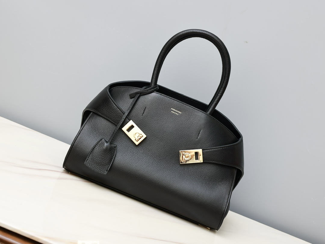 [TOP] Ferragamo Hug Bag Calfskin 32x19x22cm - Black - 711 Luxury