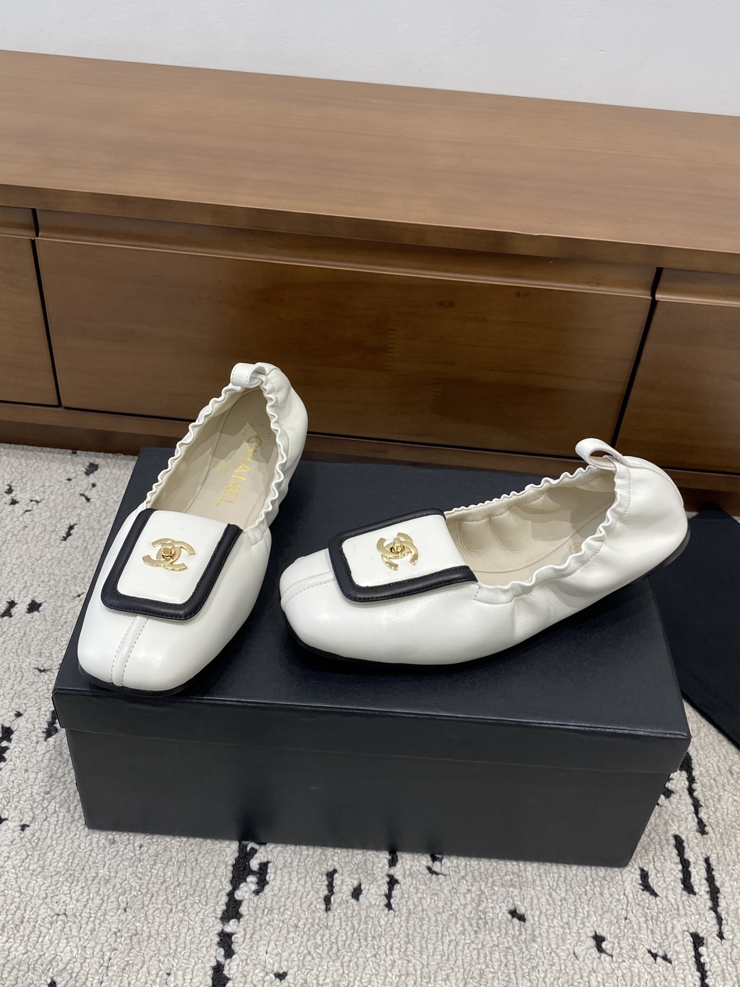 [TOP] CHANEL Flats - White - 711 Luxury
