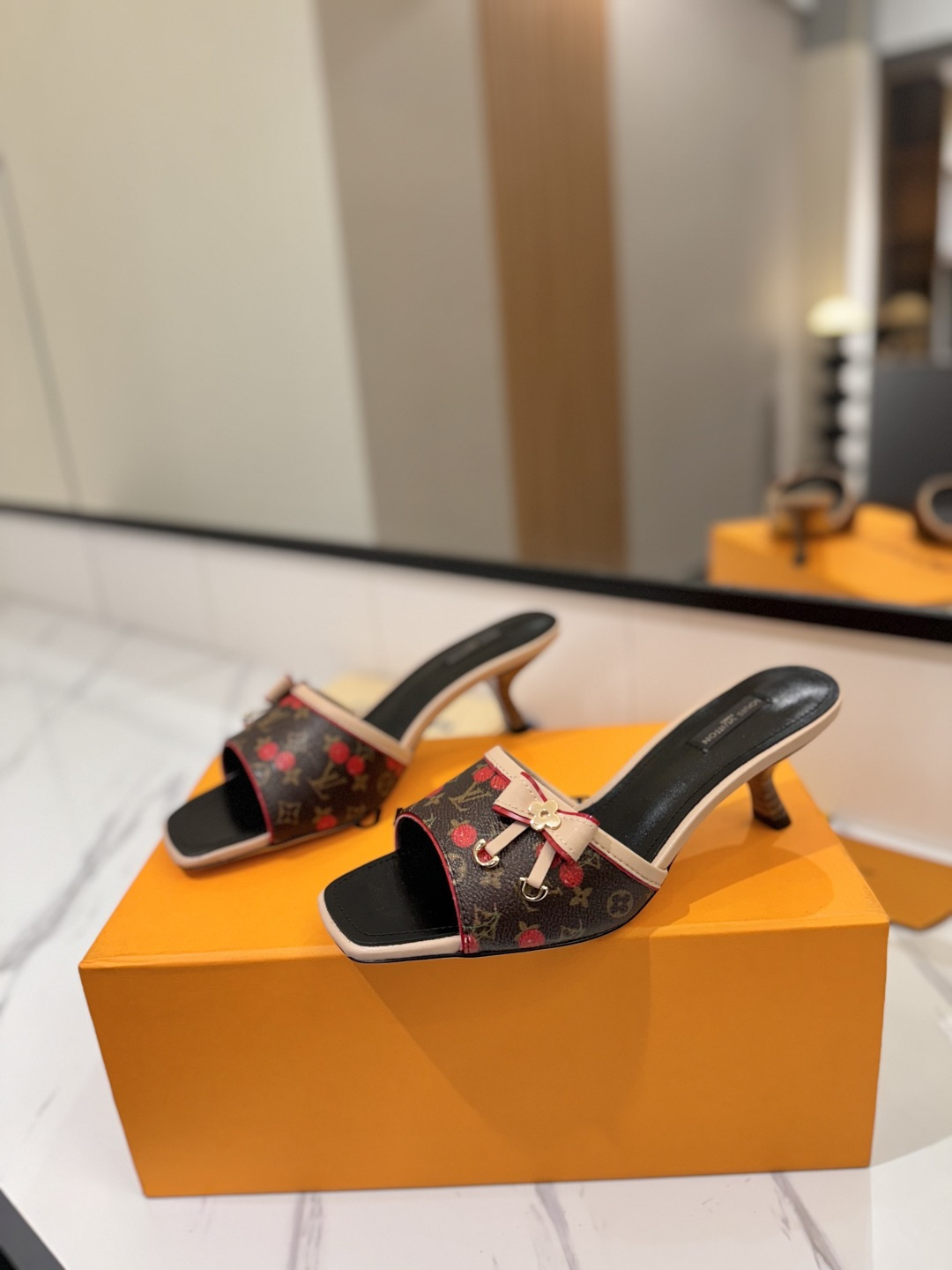 [TOP] Louis Vuitton LV  Slippers - Brown - 711 Luxury