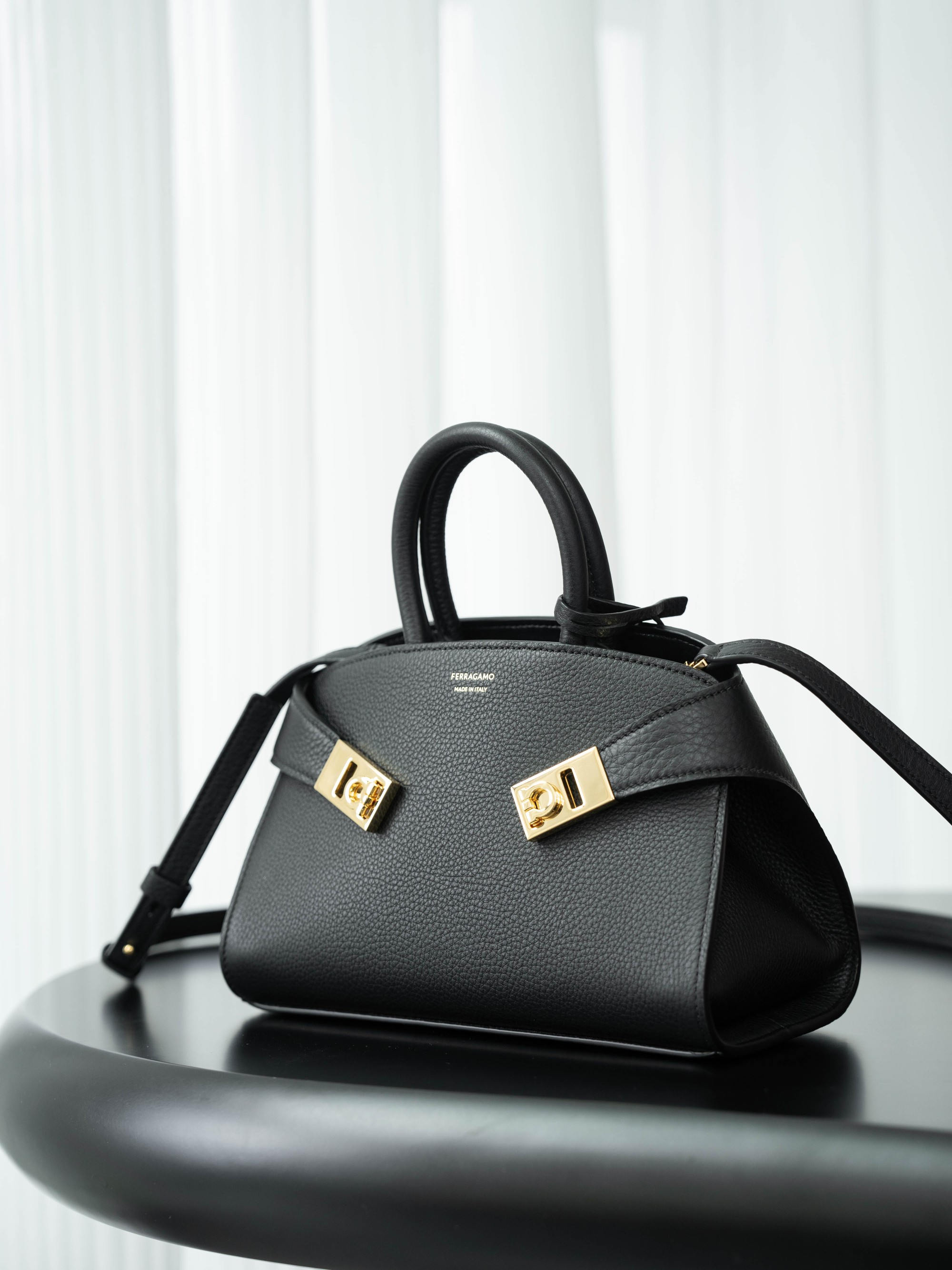 [TOP] Ferragamo Hug Bag Calfskin 21cm - Black - 711 Luxury