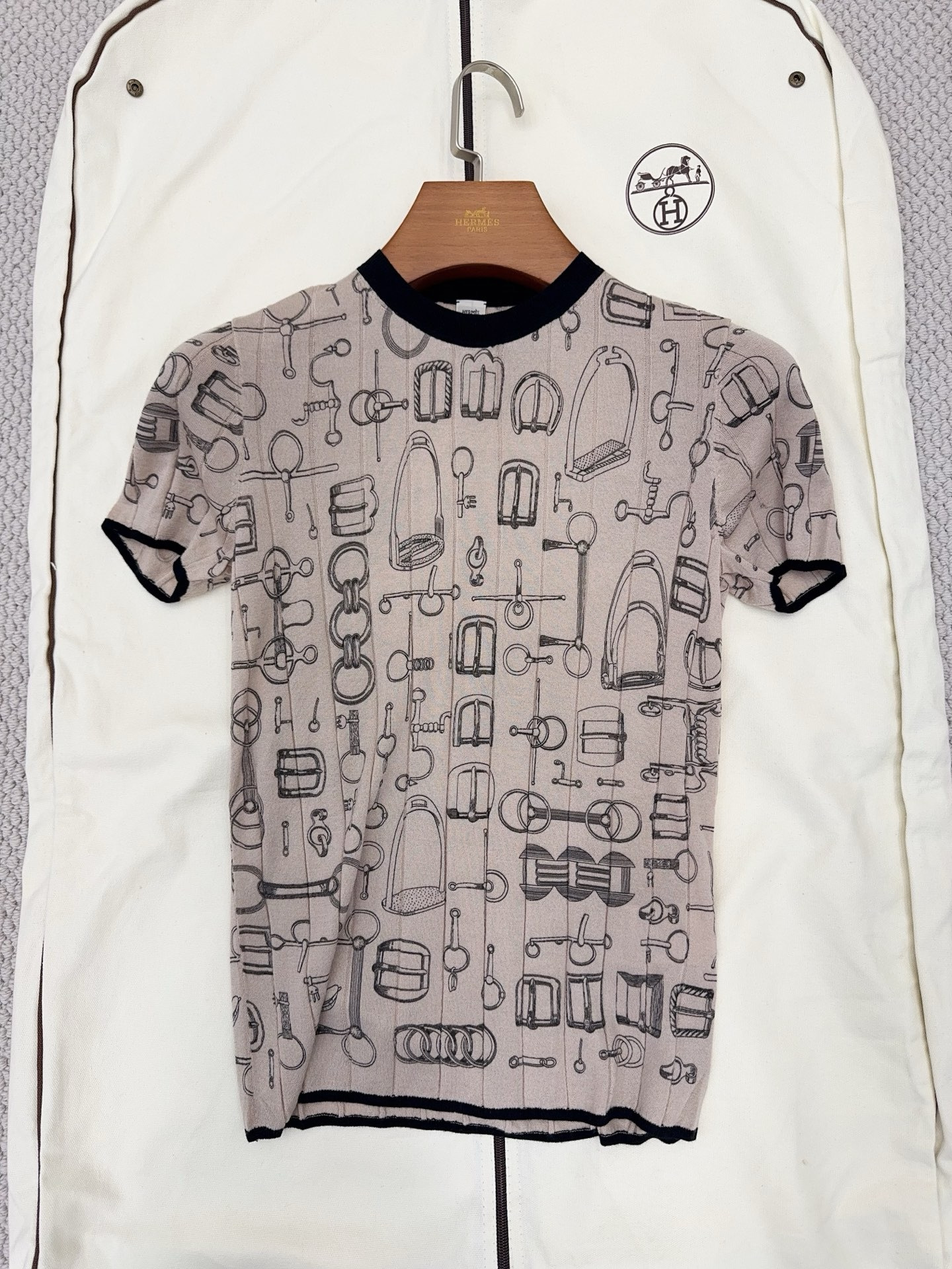 Designer Bag Hermès Cahier Du Colporteur Short-sleeve Sweater #388755 View 2 | Nigo Office