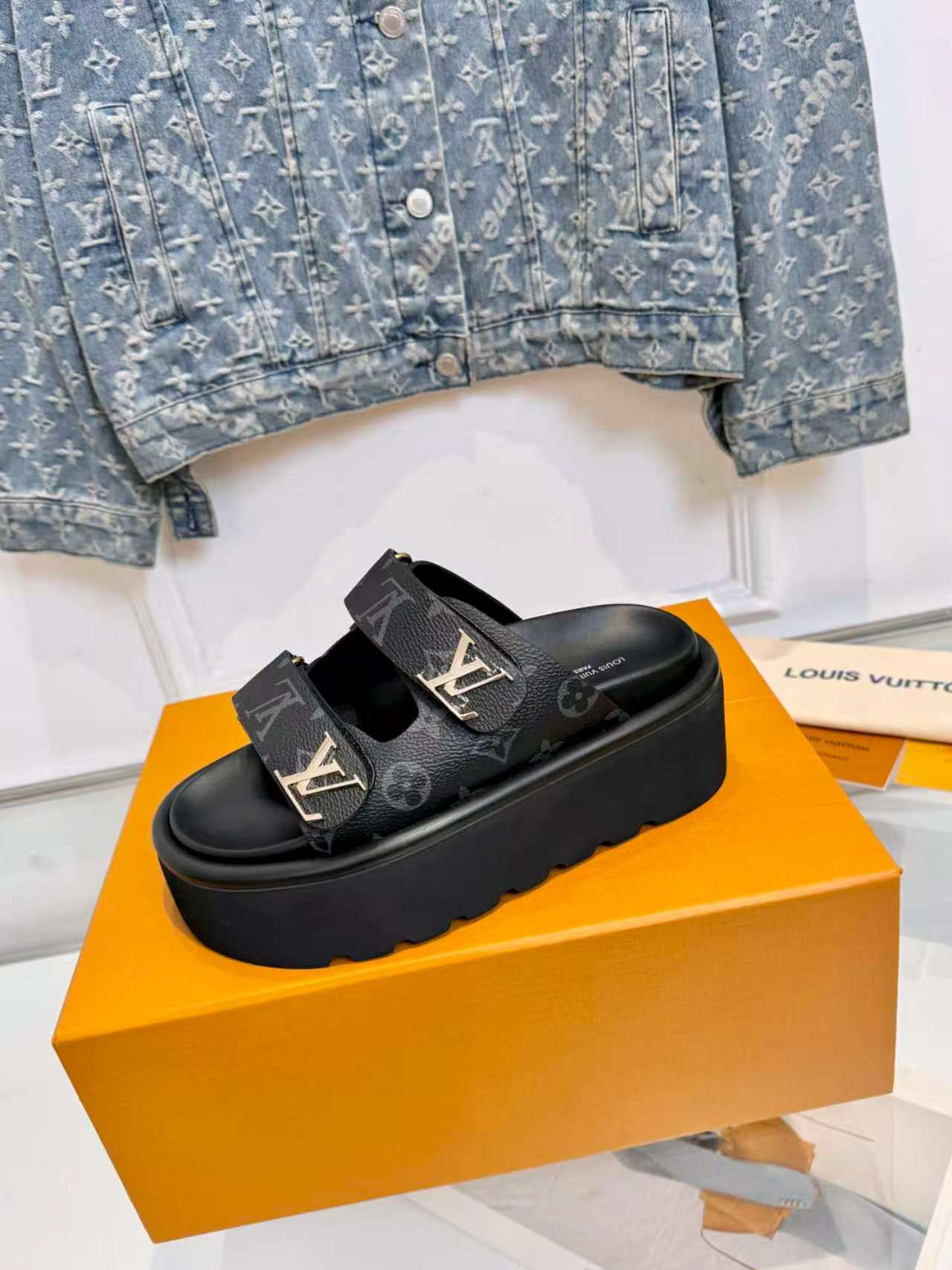 [TOP] Louis Vuitton LV Slippers - Black - 711 Luxury