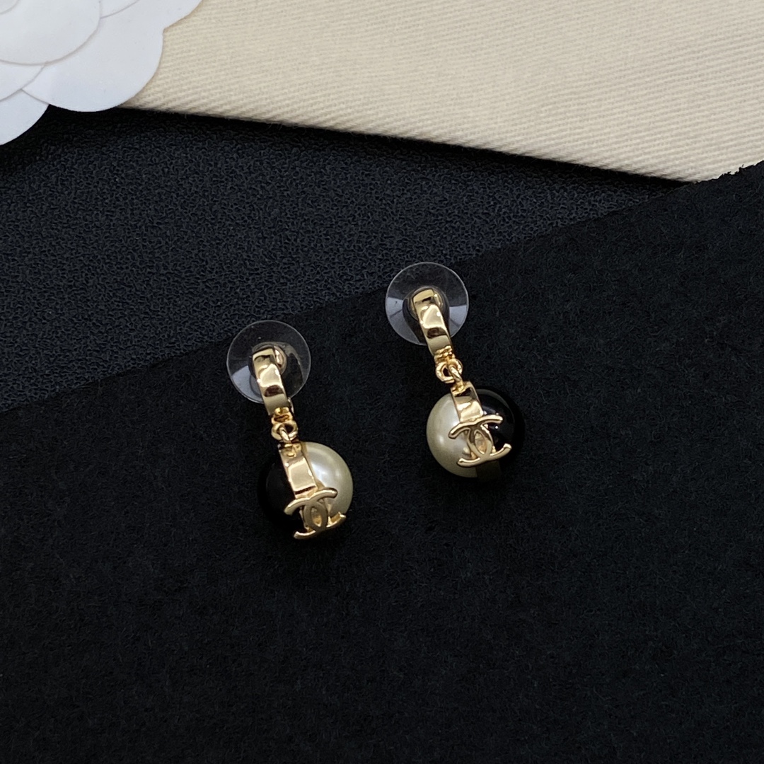 [TOP] CHANEL Earrings - Gold
