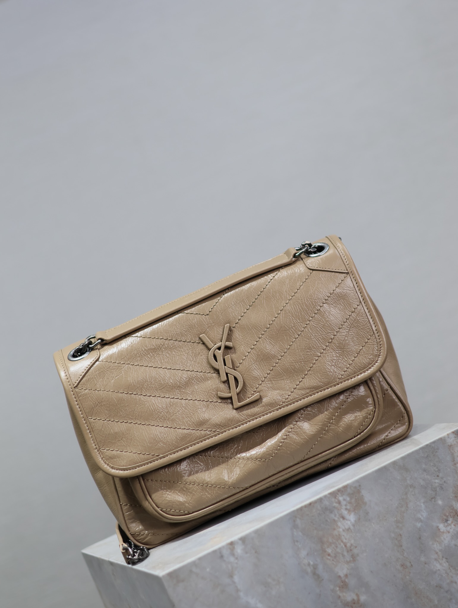 [TOP] Yves Saint Laurent YSL Niki Bag Wax Leather 28x20.5x8.5cm - Apricot - 711 Luxury