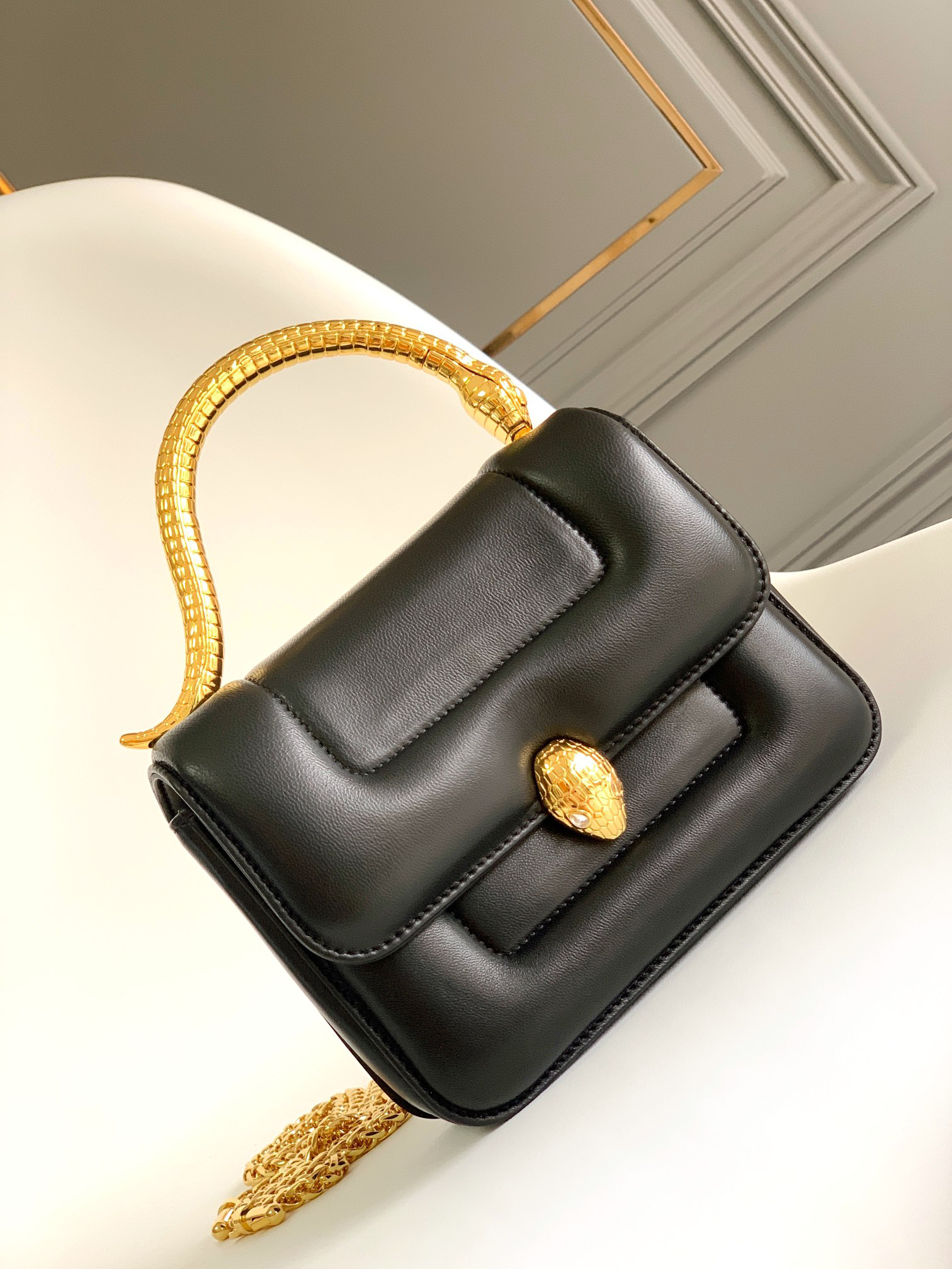 [TOP] BVLGARI Bag Lambskin 19.2x15x6cm - Black - 711 Luxury