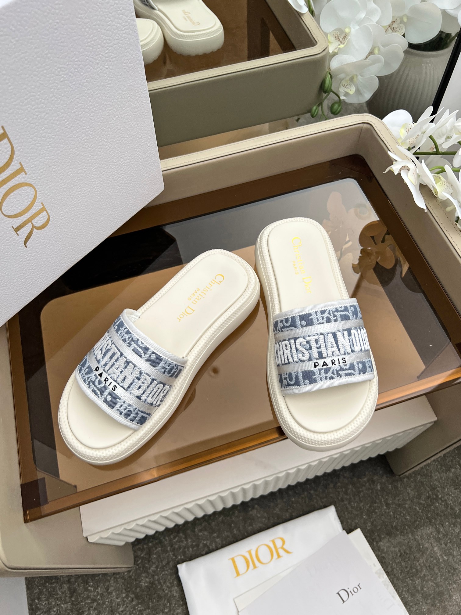 [TOP] Christian Dior Slippers - White - 711 Luxury
