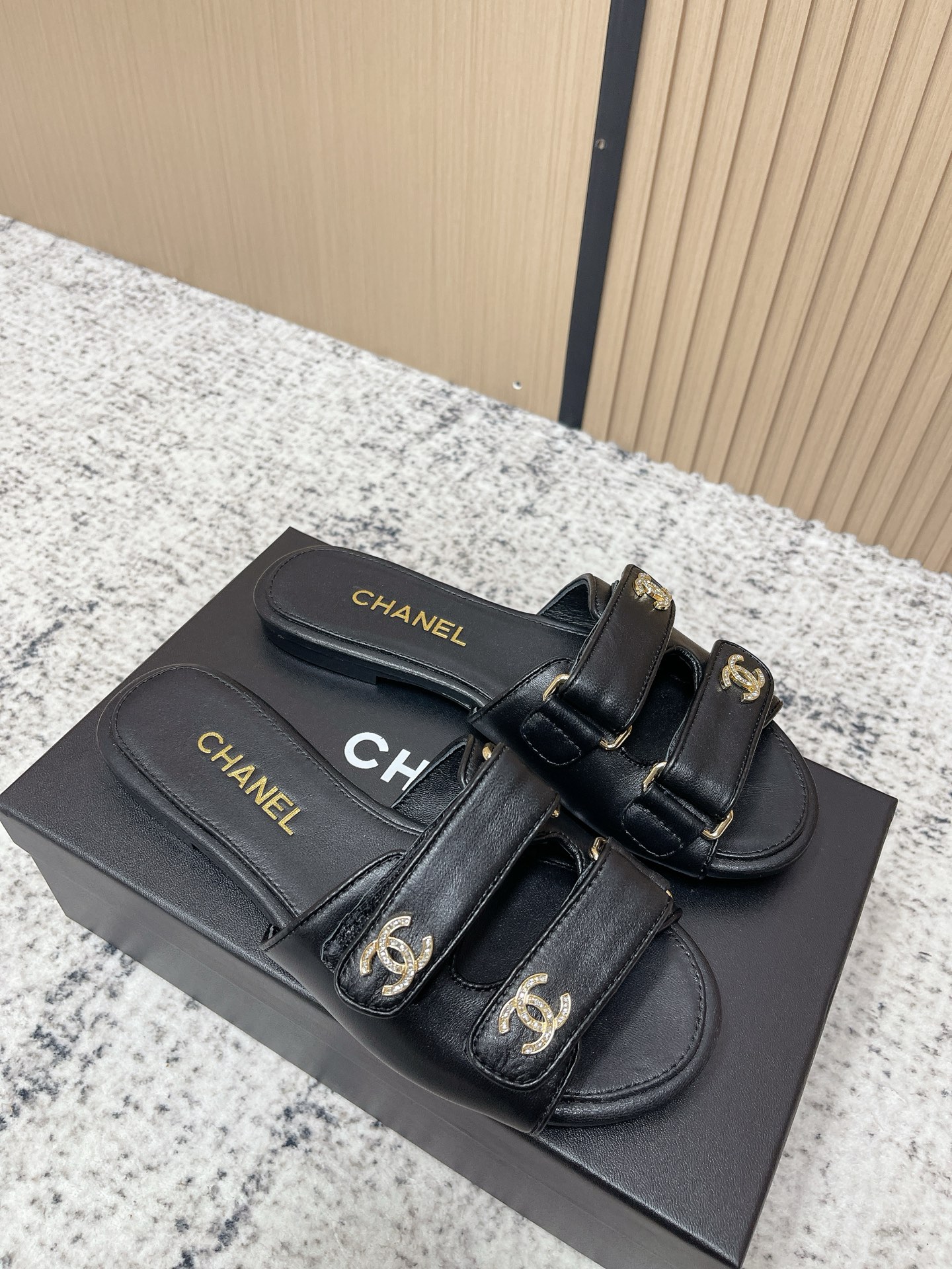 [TOP] CHANEL Sandals - Black