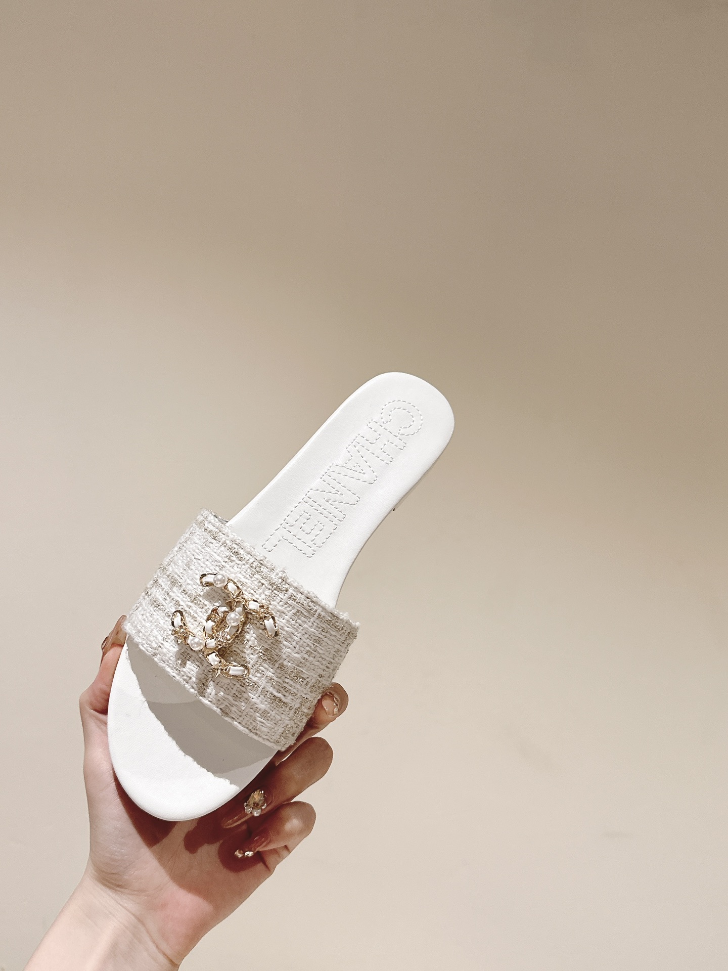 [TOP] CHANEL Flat Sandals - White