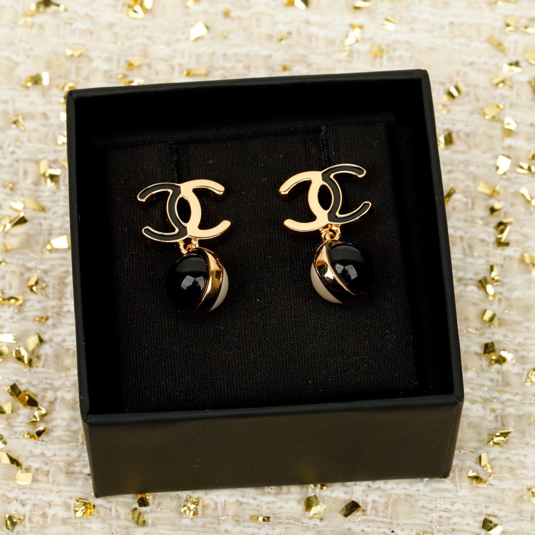 [TOP] CHANEL Earrings - Gold