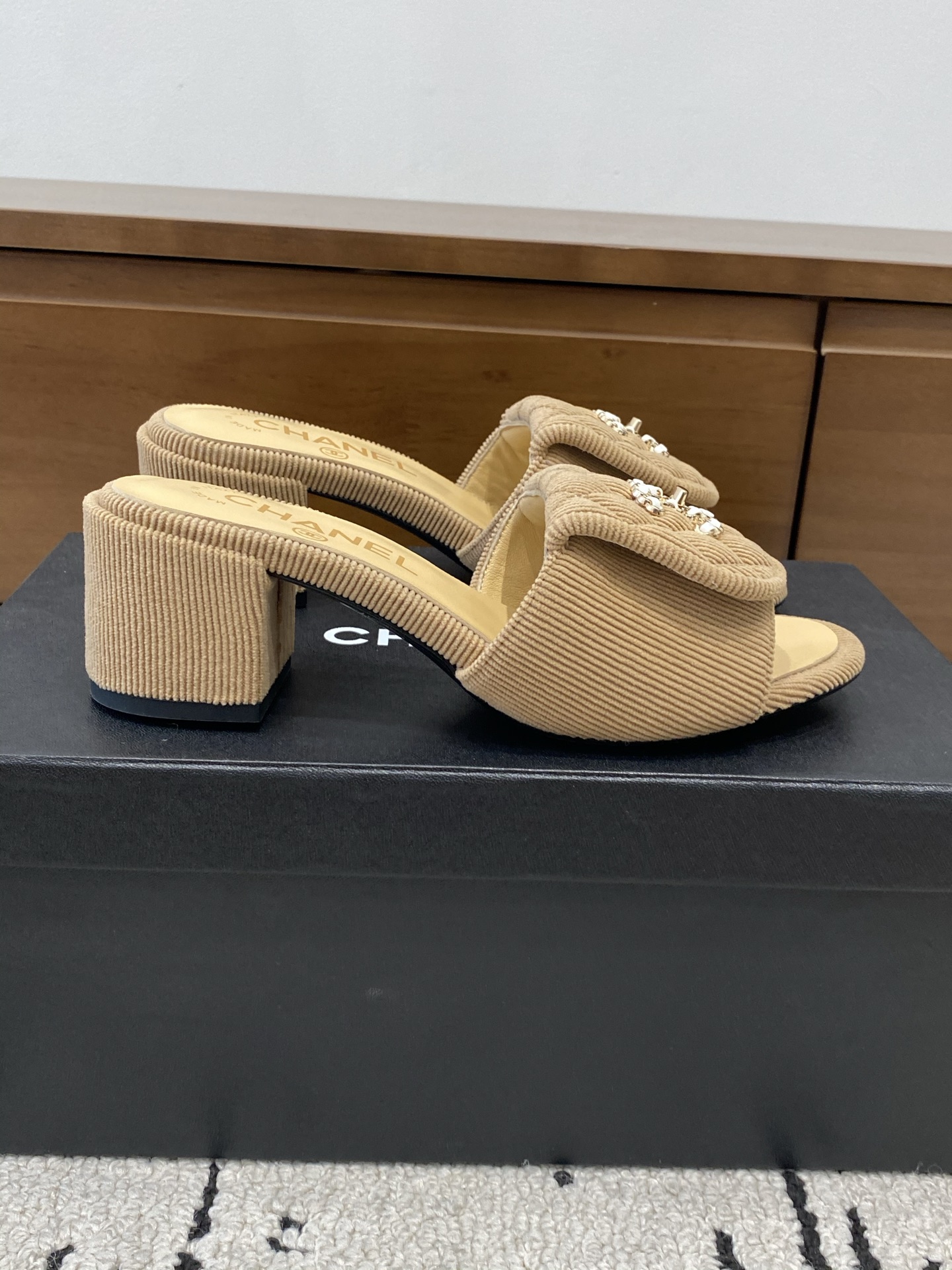 [TOP] CHANEL Slippers - Apricot - 711 Luxury