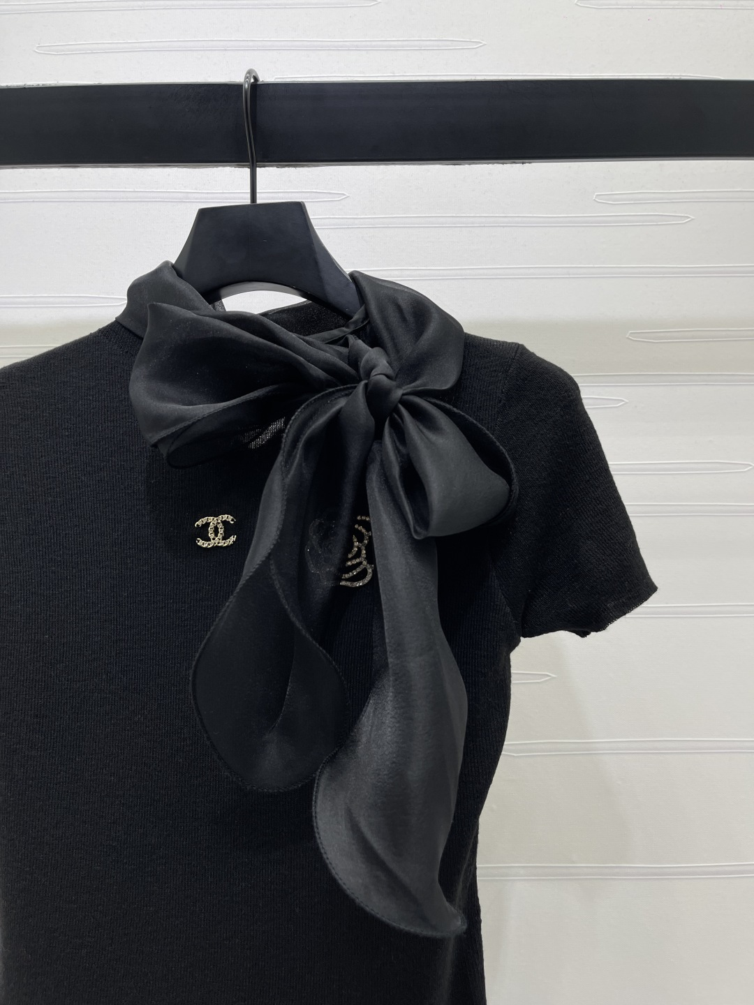 [TOP] CHANEL Camellia Diamond Brooch For Round Neck Knit Short-sleeved T-shirt - Black
